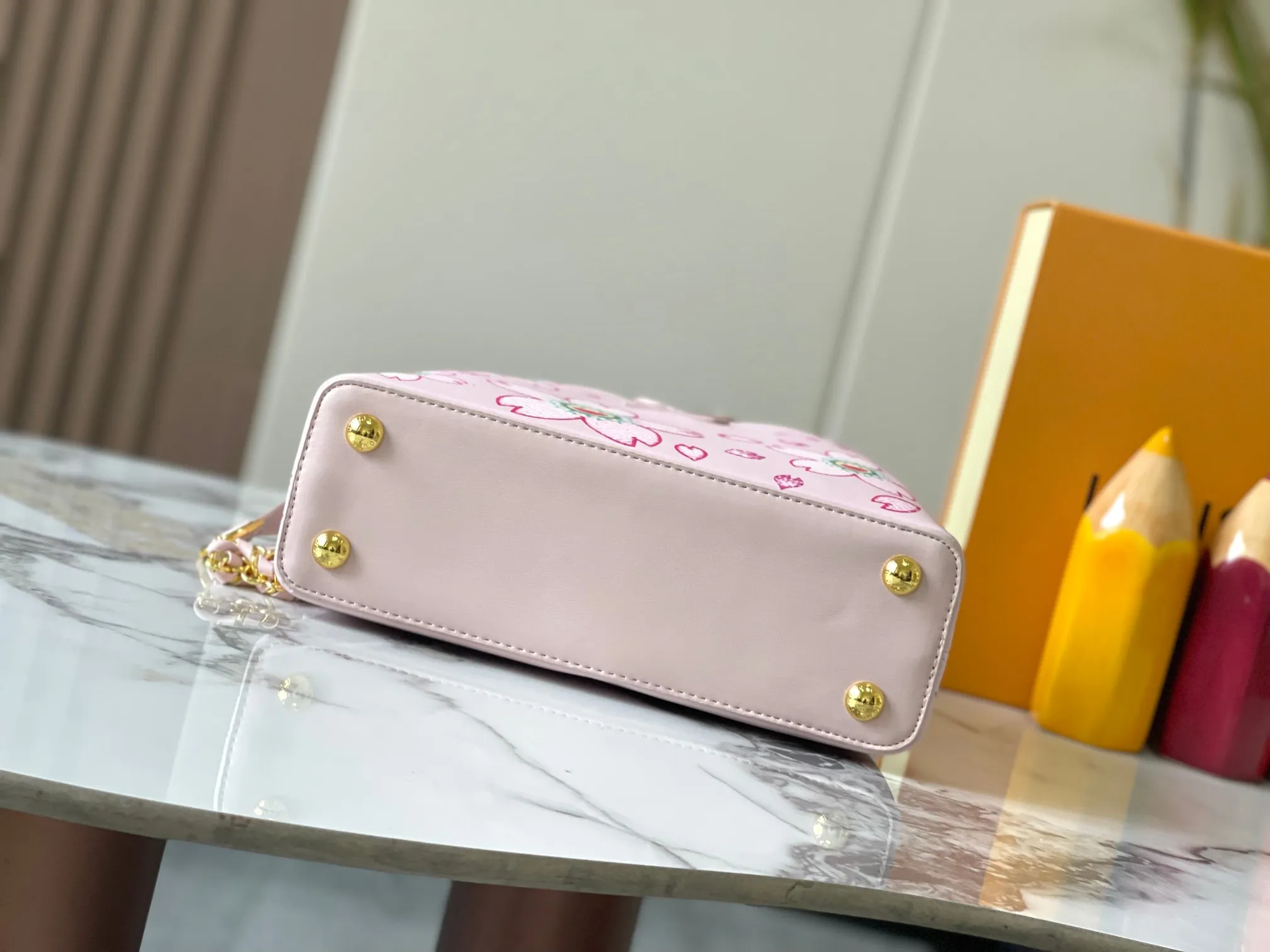 p440 [Guangzhou top quality original version] Capucines BB Model: 13250 pink Material: plain graffiti Hardware upgrade Highlights: LV initials, unique edge ring, fine Monogram flowers on the flap. Size: 27×18×9cm