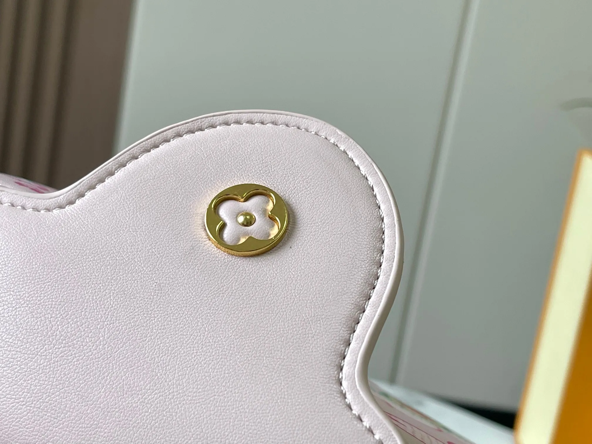 p440 [Guangzhou top quality original version] Capucines BB Model: 13250 pink Material: plain graffiti Hardware upgrade Highlights: LV initials, unique edge ring, fine Monogram flowers on the flap. Size: 27×18×9cm