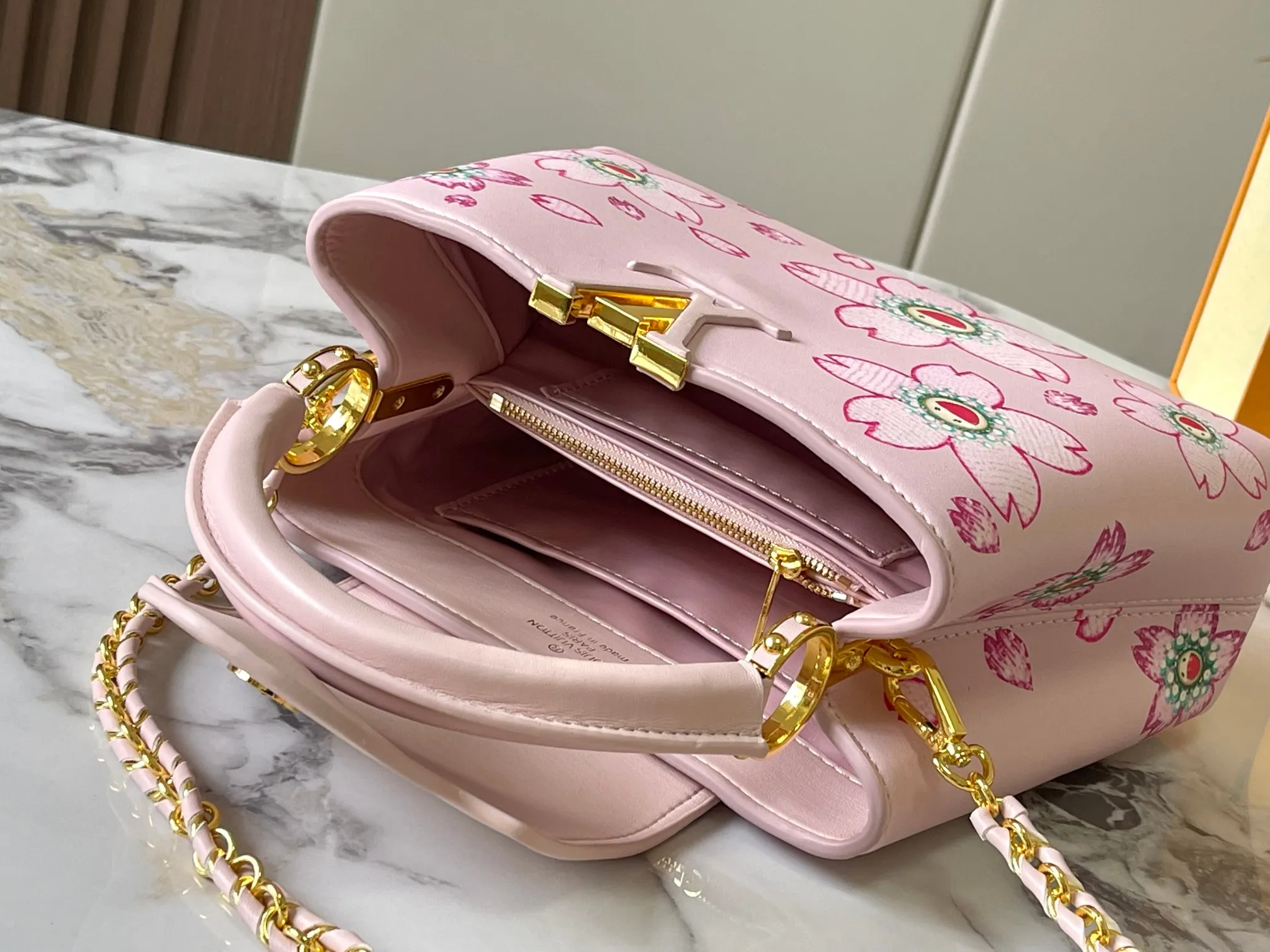 p440 [Guangzhou top quality original version] Capucines BB Model: 13250 pink Material: plain graffiti Hardware upgrade Highlights: LV initials, unique edge ring, fine Monogram flowers on the flap. Size: 27×18×9cm