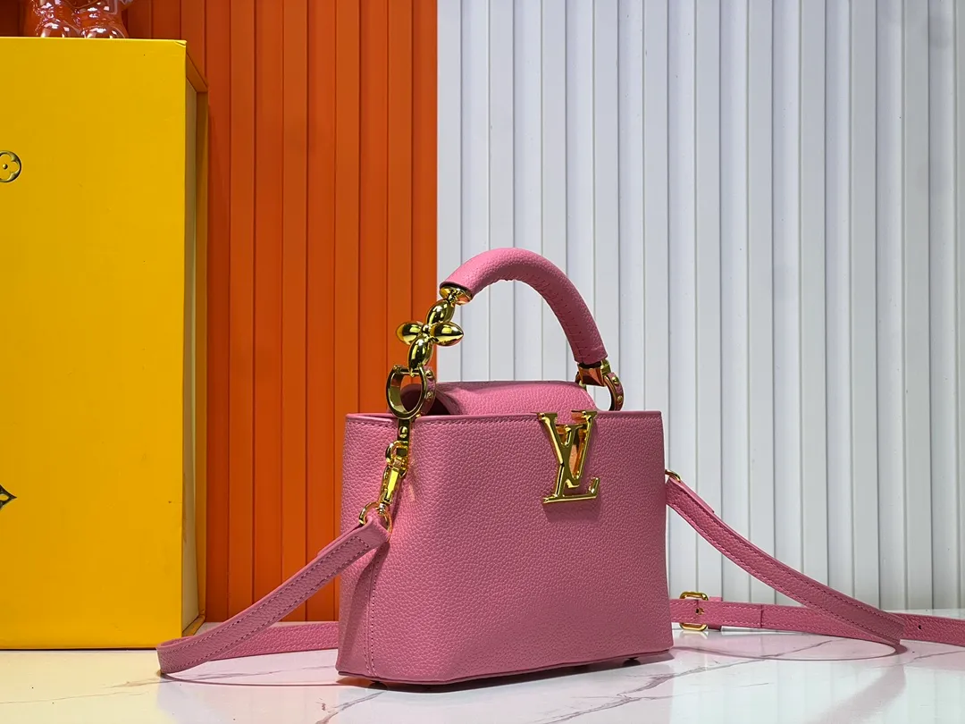 Batch 360💰Upgraded original M23943 M23944 M23945 M24698 M24989 This Capucines mini handbag incorporates exquisite Monogram flowers on the handle, presenting the three-dimensional look of the LV logo with delicate brushstrokes, injecting dazzling luster into the soft design. Full-grain Taurillon leather is designed to fit a smartphone, short wallet and other small essentials. Dimensions: Small 21.0 x 14.0 x 8.0 cm (L x H x W) Large 27x 17.5 x 9.0 cm (L x H x W)