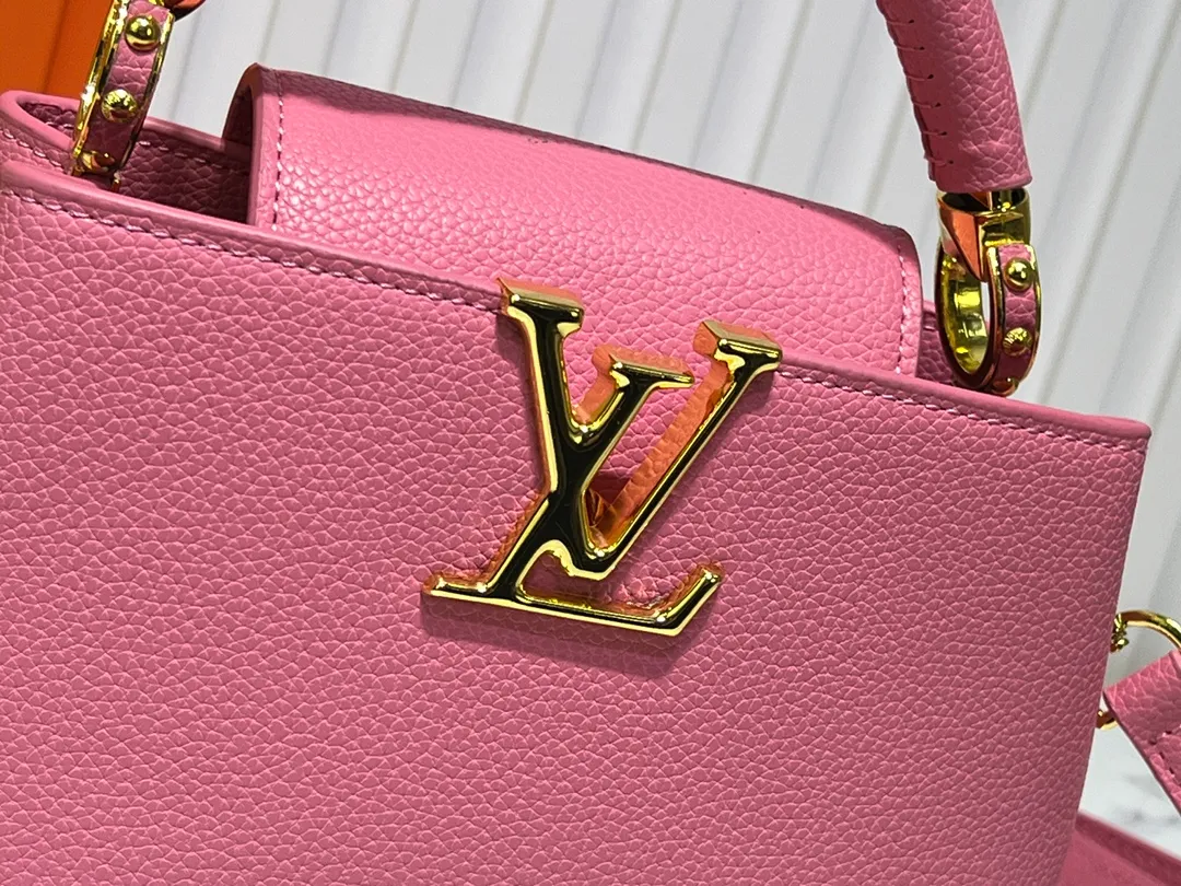 Batch 360💰Upgraded original M23943 M23944 M23945 M24698 M24989 This Capucines mini handbag incorporates exquisite Monogram flowers on the handle, presenting the three-dimensional look of the LV logo with delicate brushstrokes, injecting dazzling luster into the soft design. Full-grain Taurillon leather is designed to fit a smartphone, short wallet and other small essentials. Dimensions: Small 21.0 x 14.0 x 8.0 cm (L x H x W) Large 27x 17.5 x 9.0 cm (L x H x W)