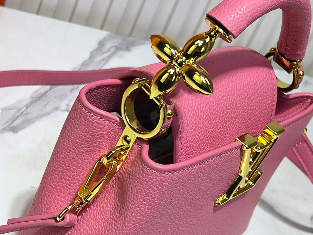 Batch 360💰Upgraded original M23943 M23944 M23945 M24698 M24989 This Capucines mini handbag incorporates exquisite Monogram flowers on the handle, presenting the three-dimensional look of the LV logo with delicate brushstrokes, injecting dazzling luster into the soft design. Full-grain Taurillon leather is designed to fit a smartphone, short wallet and other small essentials. Dimensions: Small 21.0 x 14.0 x 8.0 cm (L x H x W) Large 27x 17.5 x 9.0 cm (L x H x W)
