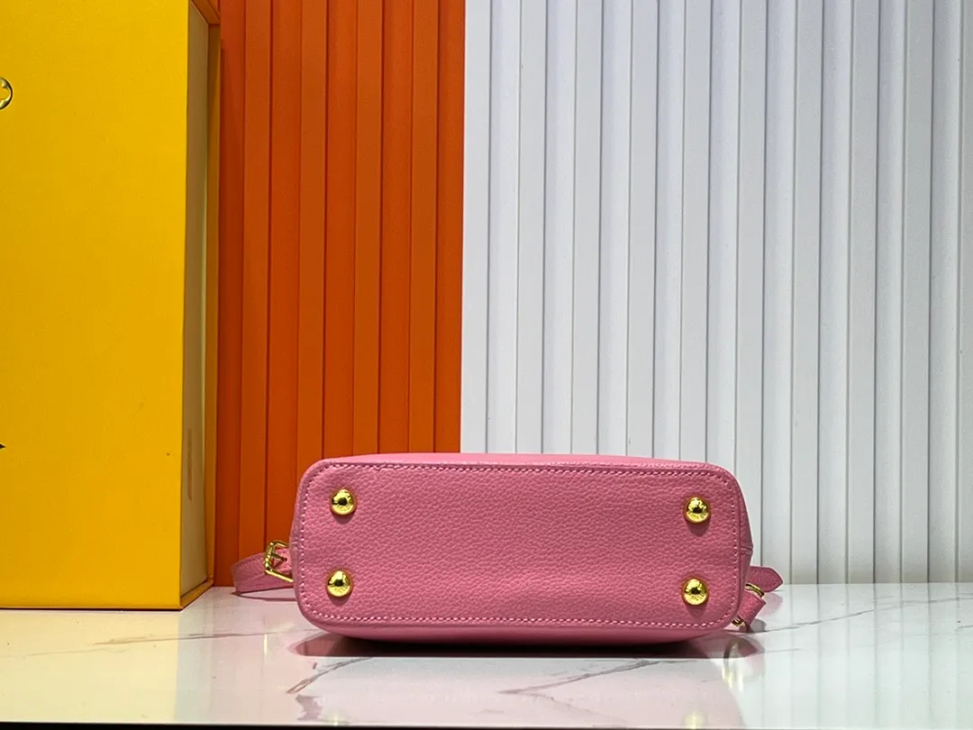 Batch 360💰Upgraded original M23943 M23944 M23945 M24698 M24989 This Capucines mini handbag incorporates exquisite Monogram flowers on the handle, presenting the three-dimensional look of the LV logo with delicate brushstrokes, injecting dazzling luster into the soft design. Full-grain Taurillon leather is designed to fit a smartphone, short wallet and other small essentials. Dimensions: Small 21.0 x 14.0 x 8.0 cm (L x H x W) Large 27x 17.5 x 9.0 cm (L x H x W)