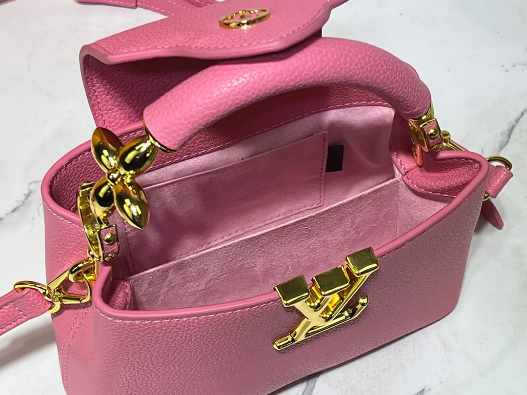 Batch 360💰Upgraded original M23943 M23944 M23945 M24698 M24989 This Capucines mini handbag incorporates exquisite Monogram flowers on the handle, presenting the three-dimensional look of the LV logo with delicate brushstrokes, injecting dazzling luster into the soft design. Full-grain Taurillon leather is designed to fit a smartphone, short wallet and other small essentials. Dimensions: Small 21.0 x 14.0 x 8.0 cm (L x H x W) Large 27x 17.5 x 9.0 cm (L x H x W)