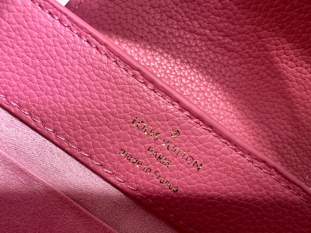 Batch 360💰Upgraded original M23943 M23944 M23945 M24698 M24989 This Capucines mini handbag incorporates exquisite Monogram flowers on the handle, presenting the three-dimensional look of the LV logo with delicate brushstrokes, injecting dazzling luster into the soft design. Full-grain Taurillon leather is designed to fit a smartphone, short wallet and other small essentials. Dimensions: Small 21.0 x 14.0 x 8.0 cm (L x H x W) Large 27x 17.5 x 9.0 cm (L x H x W)