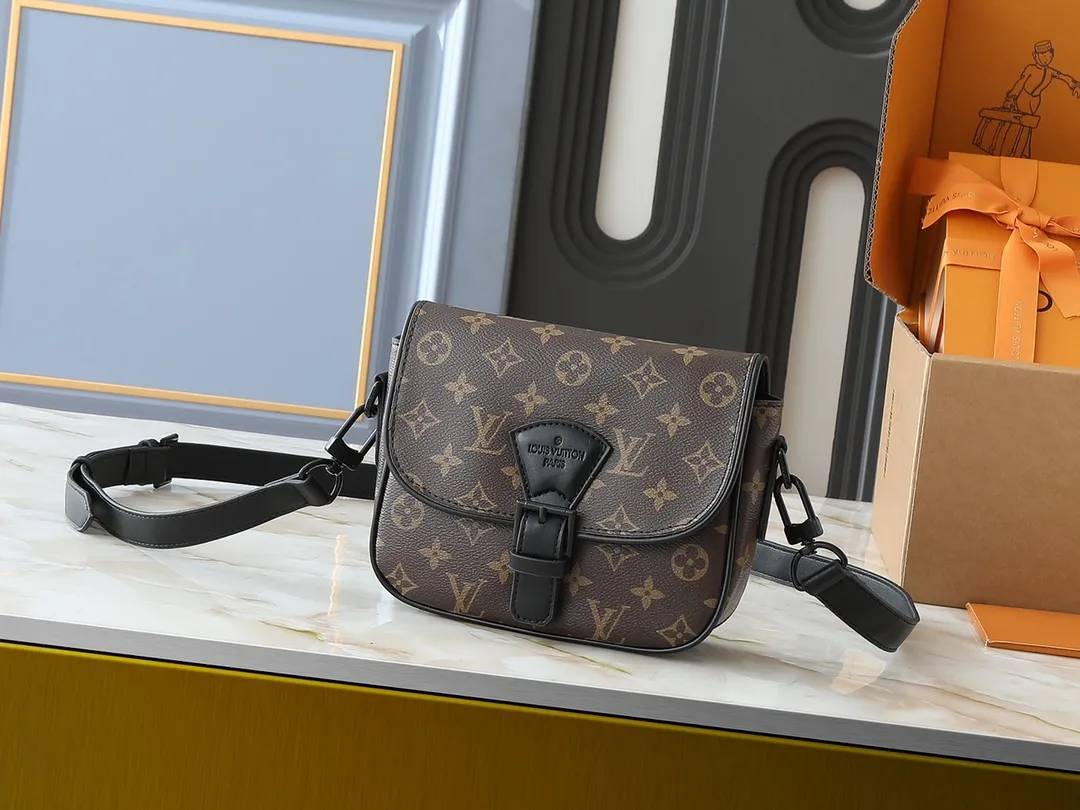 💰240💰Upgraded original M47060 presbyopic embossed men's messenger bag series MONTSOURIS small messenger bag This Montsouris small messenger bag is made of Monogram Macassar coated canvas to create ample space, making it a good choice for daily travel. The retro structure and leather shoulder strap can also be easily worn in formal occasions. Dimensions: 20 x 17 x 7 cm