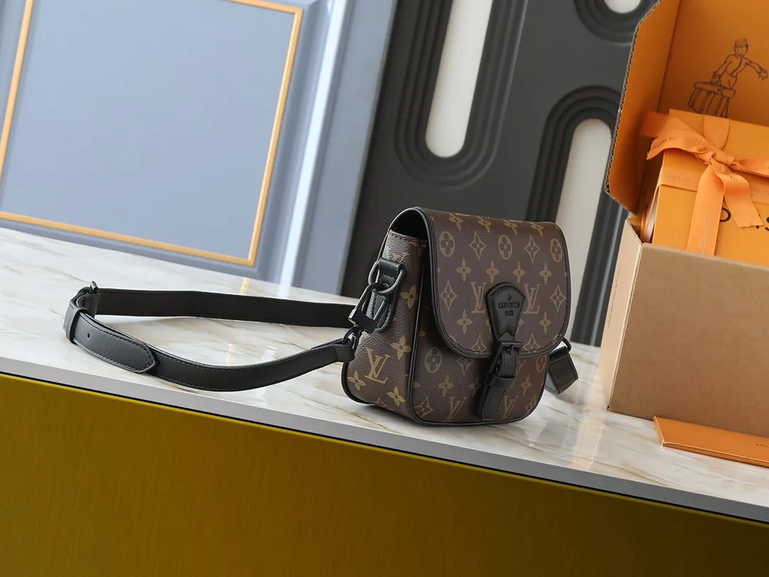 💰240💰Upgraded original M47060 presbyopic embossed men's messenger bag series MONTSOURIS small messenger bag This Montsouris small messenger bag is made of Monogram Macassar coated canvas to create ample space, making it a good choice for daily travel. The retro structure and leather shoulder strap can also be easily worn in formal occasions. Dimensions: 20 x 17 x 7 cm