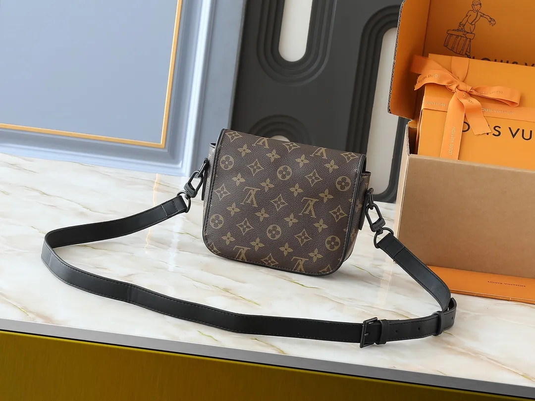 💰240💰Upgraded original M47060 presbyopic embossed men's messenger bag series MONTSOURIS small messenger bag This Montsouris small messenger bag is made of Monogram Macassar coated canvas to create ample space, making it a good choice for daily travel. The retro structure and leather shoulder strap can also be easily worn in formal occasions. Dimensions: 20 x 17 x 7 cm