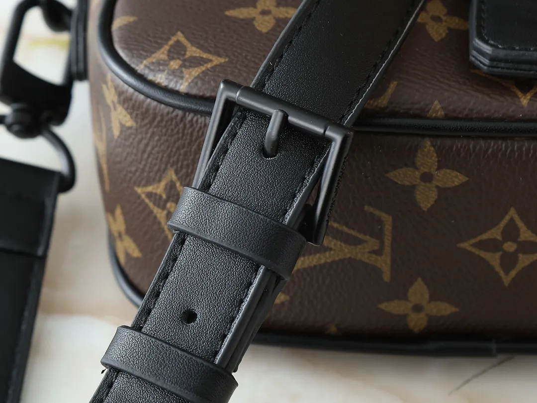 💰240💰Upgraded original M47060 presbyopic embossed men's messenger bag series MONTSOURIS small messenger bag This Montsouris small messenger bag is made of Monogram Macassar coated canvas to create ample space, making it a good choice for daily travel. The retro structure and leather shoulder strap can also be easily worn in formal occasions. Dimensions: 20 x 17 x 7 cm