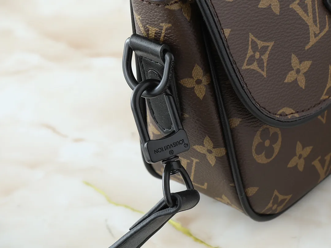 💰240💰Upgraded original M47060 presbyopic embossed men's messenger bag series MONTSOURIS small messenger bag This Montsouris small messenger bag is made of Monogram Macassar coated canvas to create ample space, making it a good choice for daily travel. The retro structure and leather shoulder strap can also be easily worn in formal occasions. Dimensions: 20 x 17 x 7 cm
