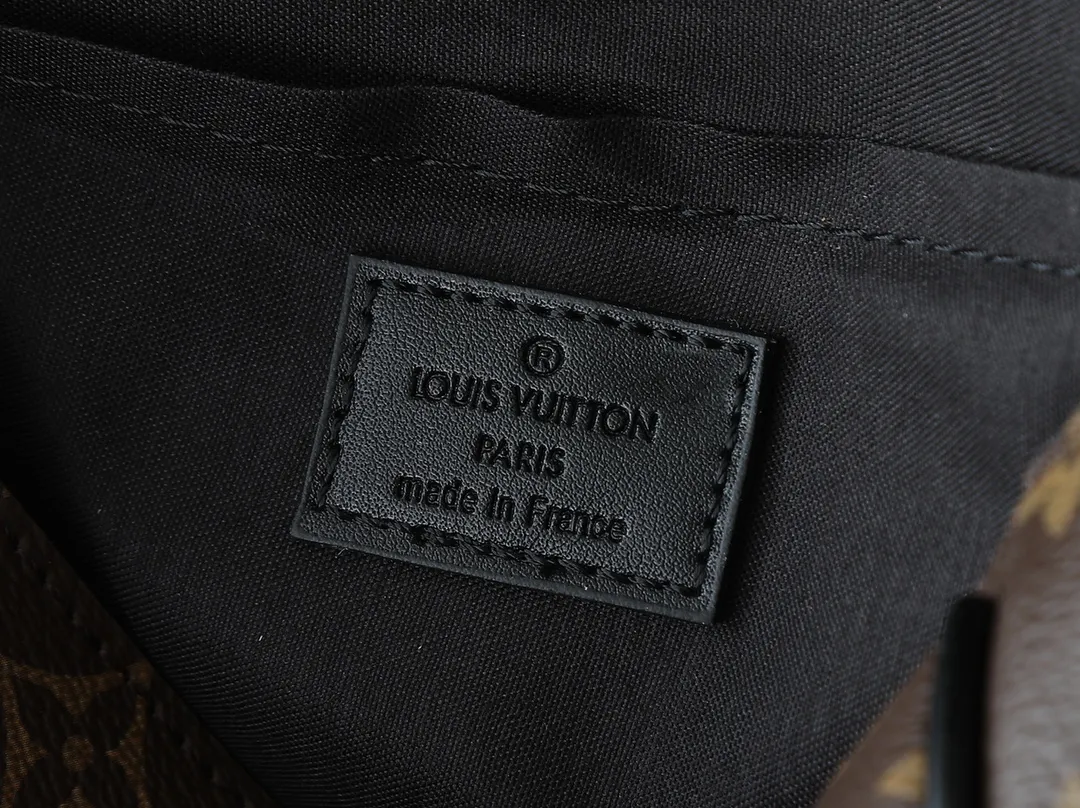 💰240💰Upgraded original M47060 presbyopic embossed men's messenger bag series MONTSOURIS small messenger bag This Montsouris small messenger bag is made of Monogram Macassar coated canvas to create ample space, making it a good choice for daily travel. The retro structure and leather shoulder strap can also be easily worn in formal occasions. Dimensions: 20 x 17 x 7 cm