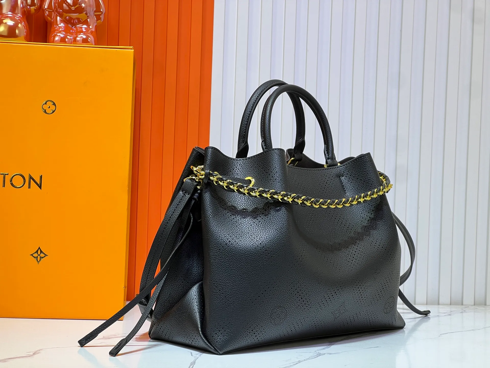 Batch 300💰Upgrade original M59203 M59200 M59655. BELLA TOTE handbag model Flight Mode capsule series Monogram engraved and perforated cow leather creates a comfortable and ample storage space. It is equipped with leather handles, leather and metal chains and detachable shoulder straps. It can be switched between handbags, elbows and cross-body. Size: 32*23*13