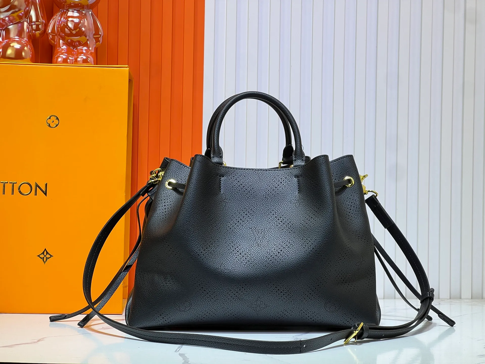Batch 300💰Upgrade original M59203 M59200 M59655. BELLA TOTE handbag model Flight Mode capsule series Monogram engraved and perforated cow leather creates a comfortable and ample storage space. It is equipped with leather handles, leather and metal chains and detachable shoulder straps. It can be switched between handbags, elbows and cross-body. Size: 32*23*13