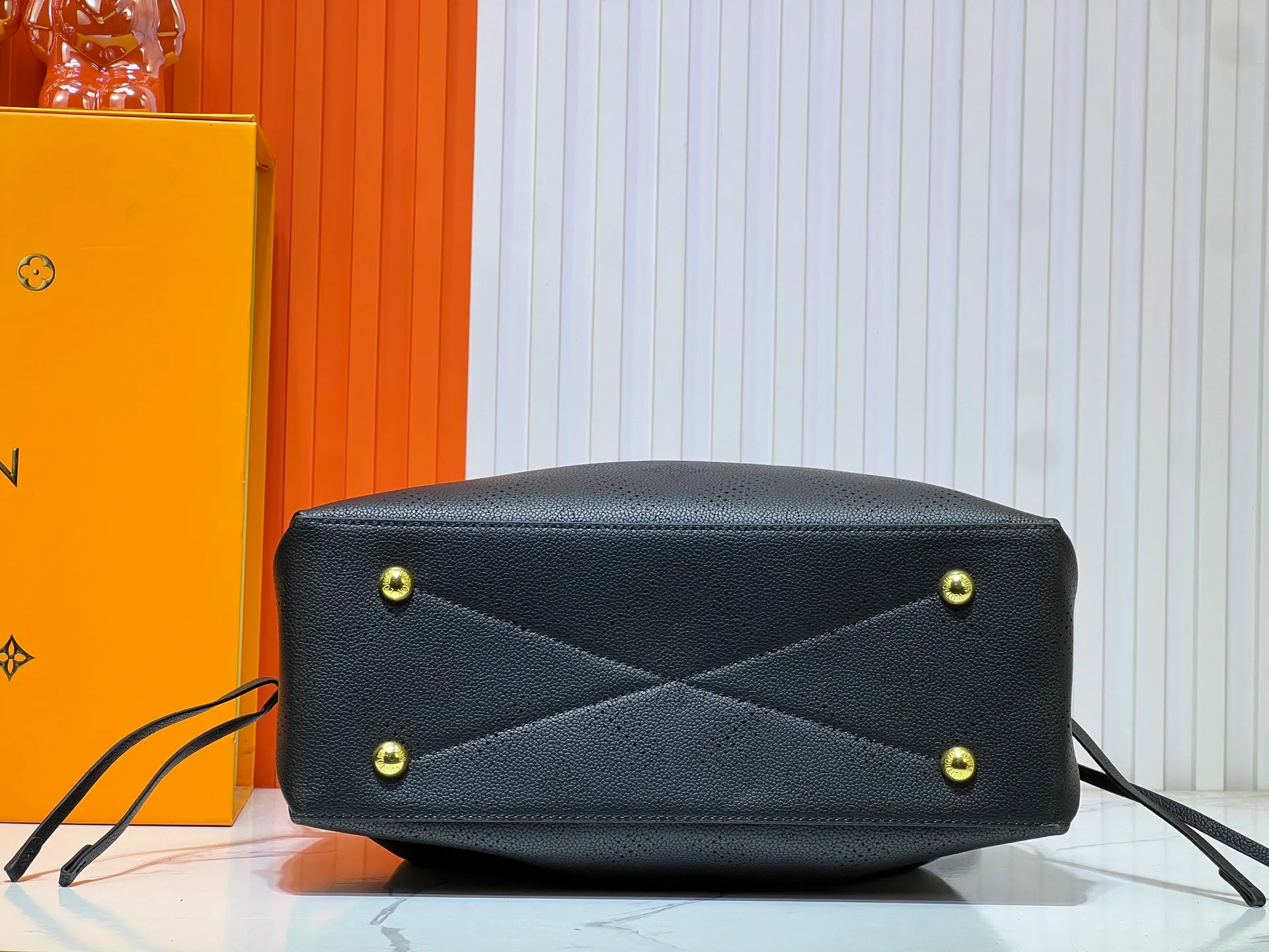 Batch 300💰Upgrade original M59203 M59200 M59655. BELLA TOTE handbag model Flight Mode capsule series Monogram engraved and perforated cow leather creates a comfortable and ample storage space. It is equipped with leather handles, leather and metal chains and detachable shoulder straps. It can be switched between handbags, elbows and cross-body. Size: 32*23*13