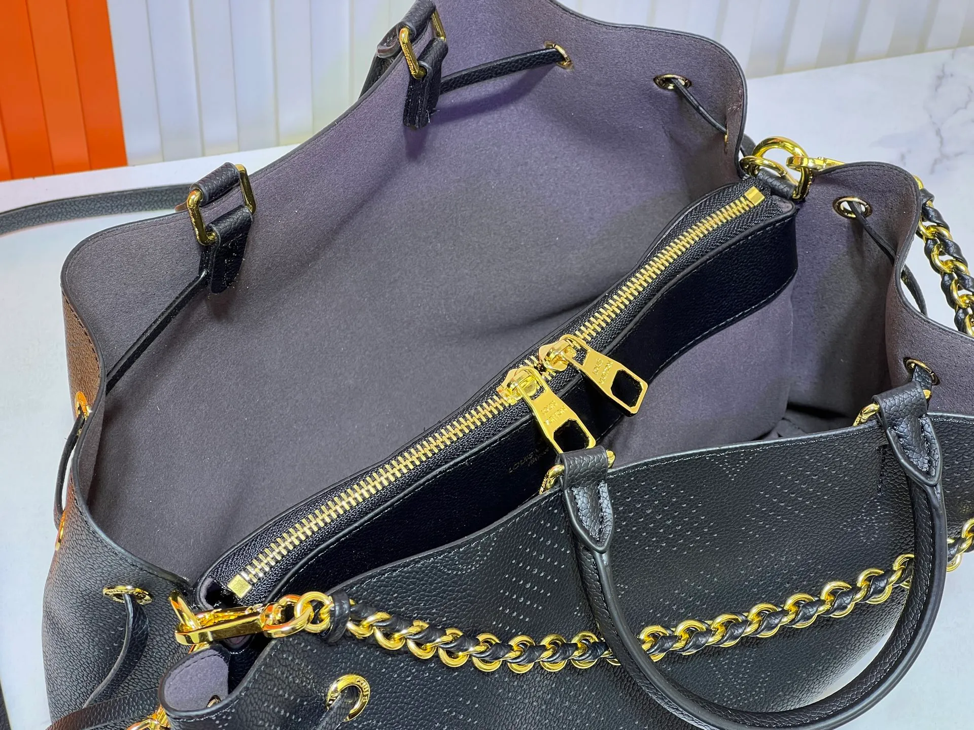 Batch 300💰Upgrade original M59203 M59200 M59655. BELLA TOTE handbag model Flight Mode capsule series Monogram engraved and perforated cow leather creates a comfortable and ample storage space. It is equipped with leather handles, leather and metal chains and detachable shoulder straps. It can be switched between handbags, elbows and cross-body. Size: 32*23*13