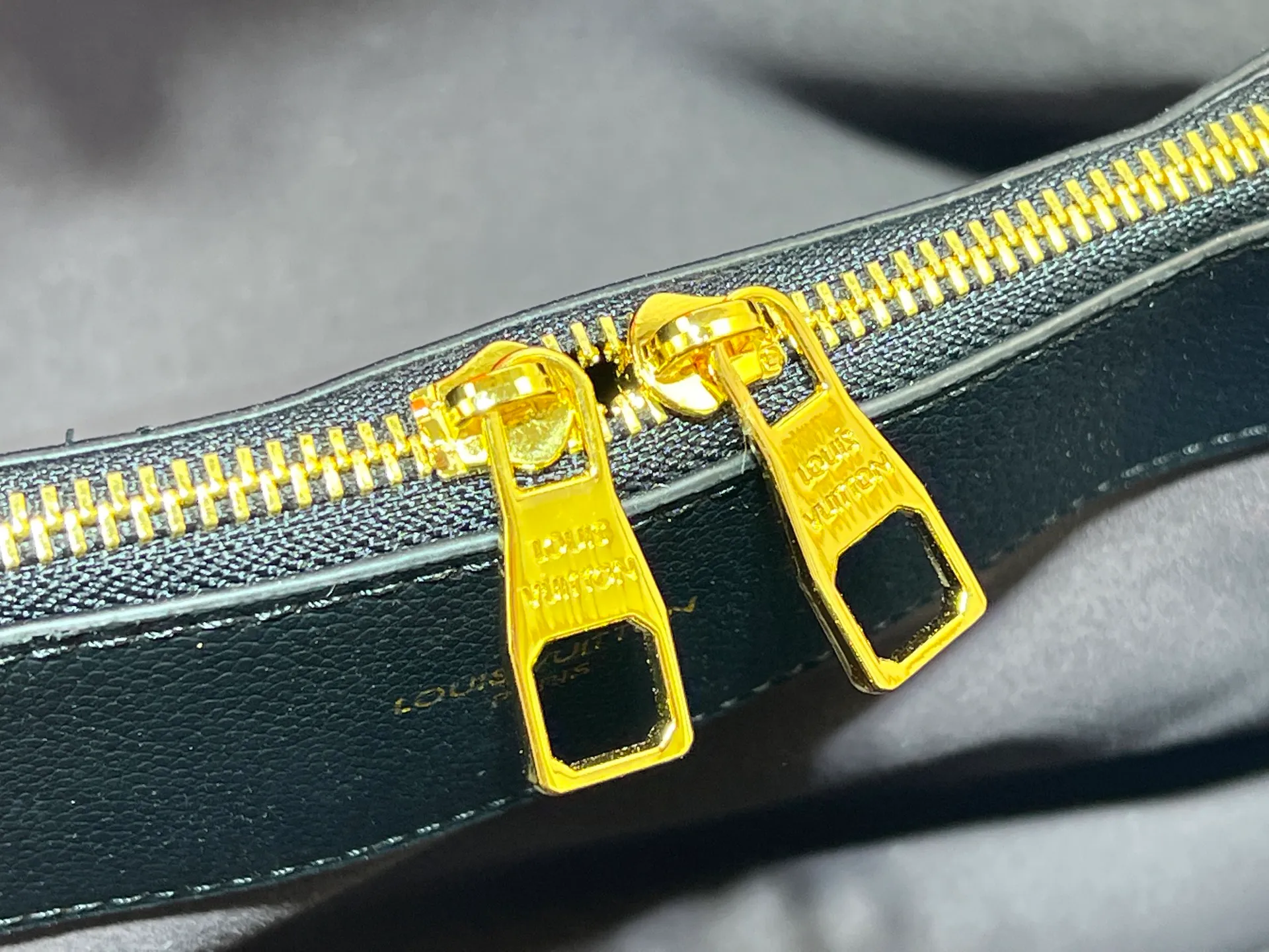 Batch 300💰Upgrade original M59203 M59200 M59655. BELLA TOTE handbag model Flight Mode capsule series Monogram engraved and perforated cow leather creates a comfortable and ample storage space. It is equipped with leather handles, leather and metal chains and detachable shoulder straps. It can be switched between handbags, elbows and cross-body. Size: 32*23*13
