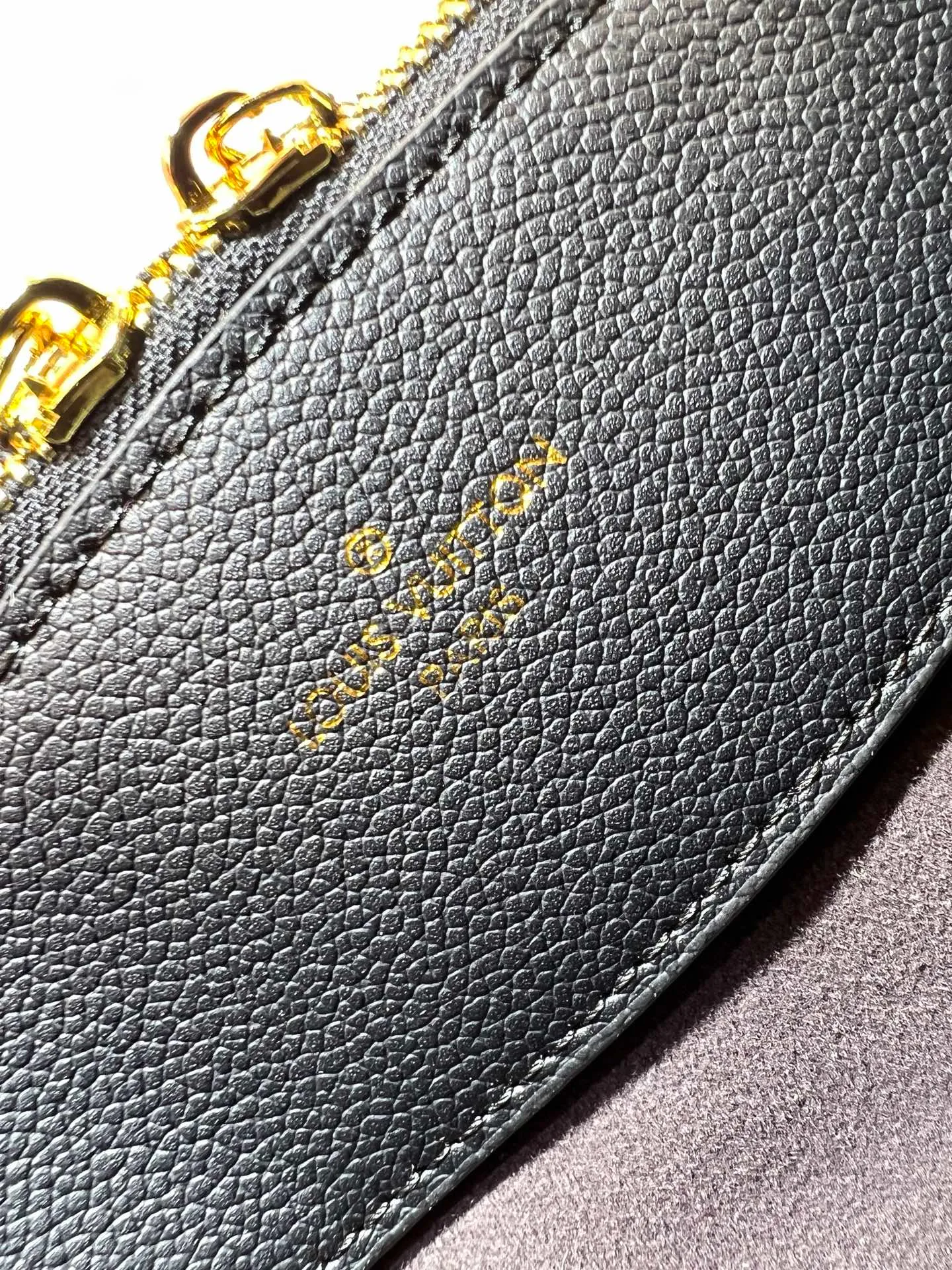 Batch 300💰Upgrade original M59203 M59200 M59655. BELLA TOTE handbag model Flight Mode capsule series Monogram engraved and perforated cow leather creates a comfortable and ample storage space. It is equipped with leather handles, leather and metal chains and detachable shoulder straps. It can be switched between handbags, elbows and cross-body. Size: 32*23*13