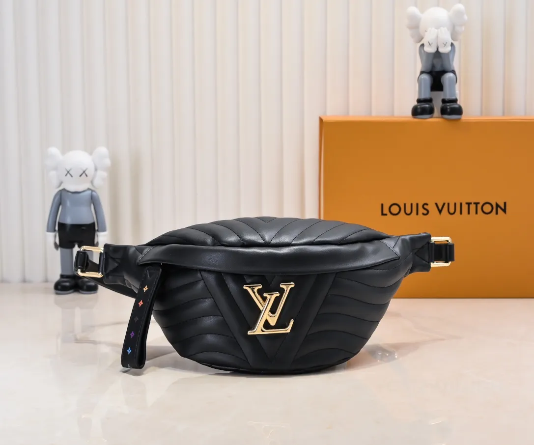 Exclusive real-shot embroidered pattern - batch 280 high-quality top-quality original M53750 NEW WAVE waist bag. The New Wave waist bag is covered in quilted calfskin in the summer of 2019. The retro golden LV letters are engraved on the front, looking back at the brand heritage; the zipper pulls are embellished with the colorful words "Vuitton", imagining the future style. The lightweight construction and adjustable strap make it comfortable to wear cross-body or tied around the waist. size 22.5x12x11cm