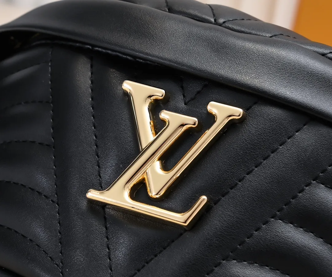 Exclusive real-shot embroidered pattern - batch 280 high-quality top-quality original M53750 NEW WAVE waist bag. The New Wave waist bag is covered in quilted calfskin in the summer of 2019. The retro golden LV letters are engraved on the front, looking back at the brand heritage; the zipper pulls are embellished with the colorful words "Vuitton", imagining the future style. The lightweight construction and adjustable strap make it comfortable to wear cross-body or tied around the waist. size 22.5x12x11cm