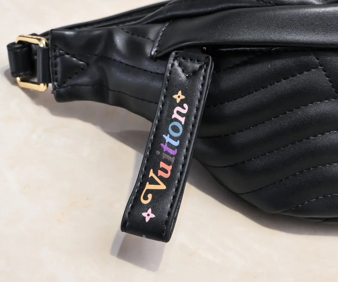 Exclusive real-shot embroidered pattern - batch 280 high-quality top-quality original M53750 NEW WAVE waist bag. The New Wave waist bag is covered in quilted calfskin in the summer of 2019. The retro golden LV letters are engraved on the front, looking back at the brand heritage; the zipper pulls are embellished with the colorful words "Vuitton", imagining the future style. The lightweight construction and adjustable strap make it comfortable to wear cross-body or tied around the waist. size 22.5x12x11cm