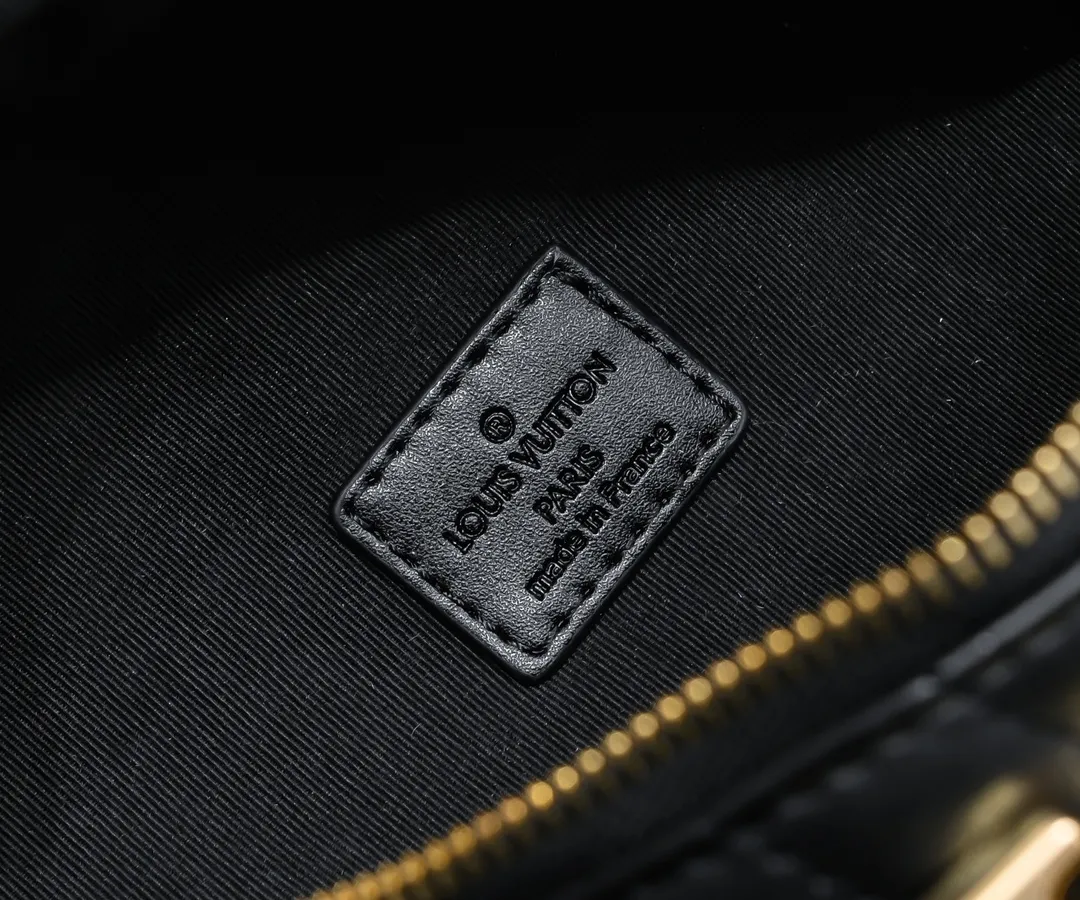 Exclusive real-shot embroidered pattern - batch 280 high-quality top-quality original M53750 NEW WAVE waist bag. The New Wave waist bag is covered in quilted calfskin in the summer of 2019. The retro golden LV letters are engraved on the front, looking back at the brand heritage; the zipper pulls are embellished with the colorful words "Vuitton", imagining the future style. The lightweight construction and adjustable strap make it comfortable to wear cross-body or tied around the waist. size 22.5x12x11cm