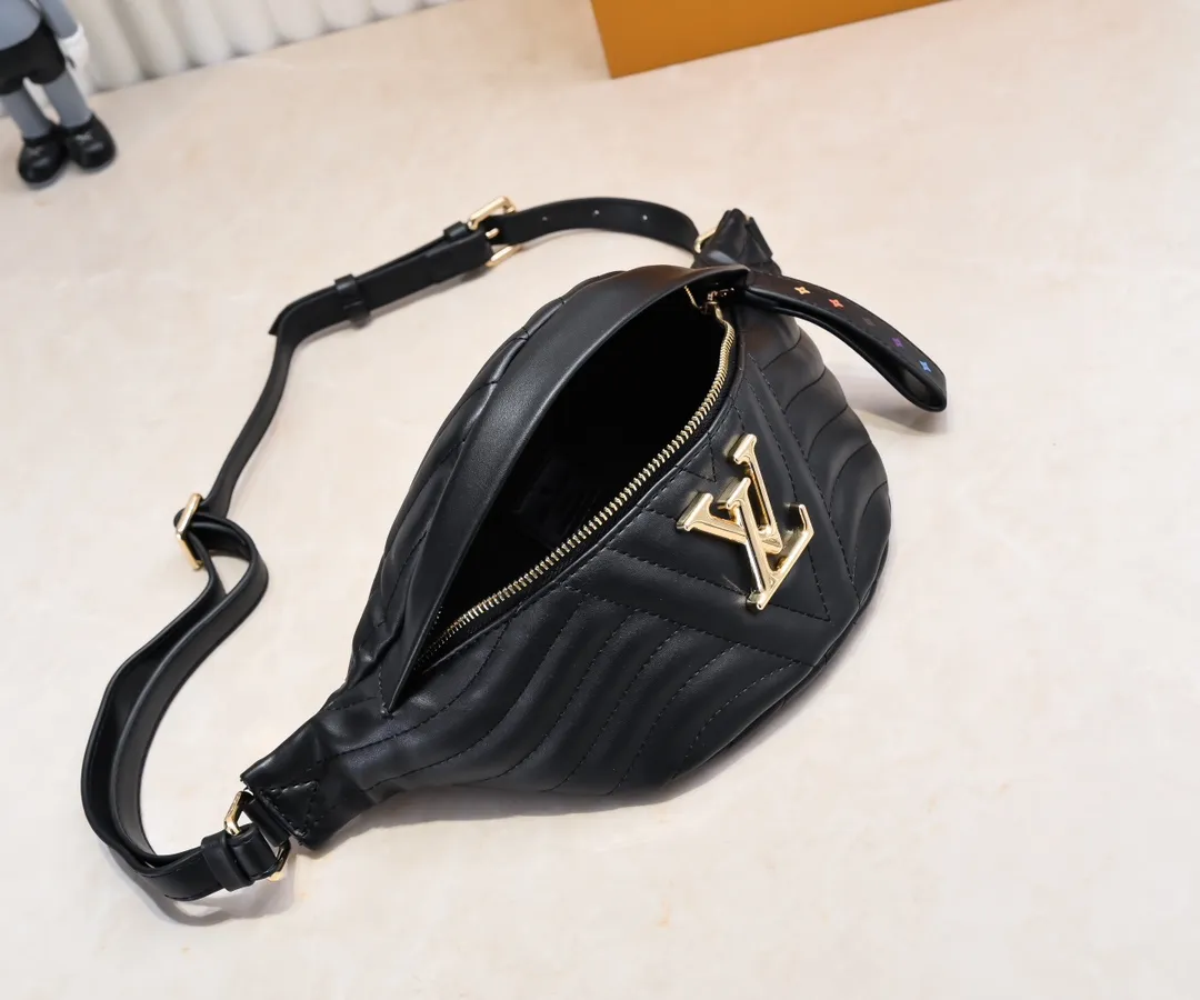 Exclusive real-shot embroidered pattern - batch 280 high-quality top-quality original M53750 NEW WAVE waist bag. The New Wave waist bag is covered in quilted calfskin in the summer of 2019. The retro golden LV letters are engraved on the front, looking back at the brand heritage; the zipper pulls are embellished with the colorful words "Vuitton", imagining the future style. The lightweight construction and adjustable strap make it comfortable to wear cross-body or tied around the waist. size 22.5x12x11cm