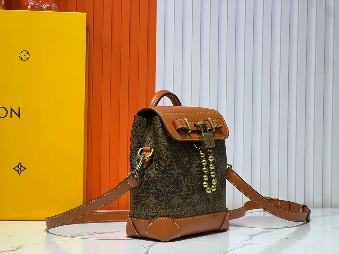 Batch 280💰Upgraded version model: M11630 This Steamer 15 handbag presents the trendy configuration of the Steamer handbag in a wallet size, and then continues the traditional elements with the top handle, reinforced corners and base, showing Pharrell Williams' smart ingenuity. A non-functional padlock expresses the Louis Vuitton Marque Déposée logo, replacing the series' usual chain and pin closures. 16.5 x 20 x 8.5 cm (length x height x width)