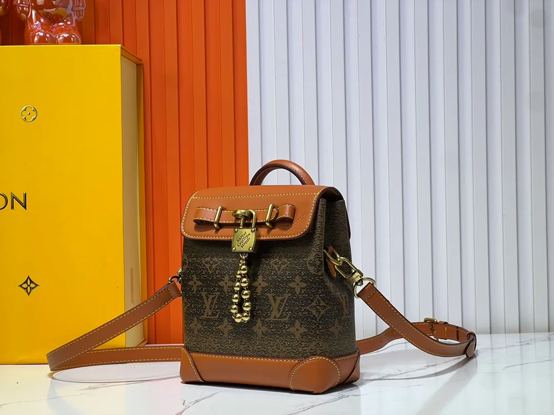 Batch 280💰Upgraded version model: M11630 This Steamer 15 handbag presents the trendy configuration of the Steamer handbag in a wallet size, and then continues the traditional elements with the top handle, reinforced corners and base, showing Pharrell Williams' smart ingenuity. A non-functional padlock expresses the Louis Vuitton Marque Déposée logo, replacing the series' usual chain and pin closures. 16.5 x 20 x 8.5 cm (length x height x width)