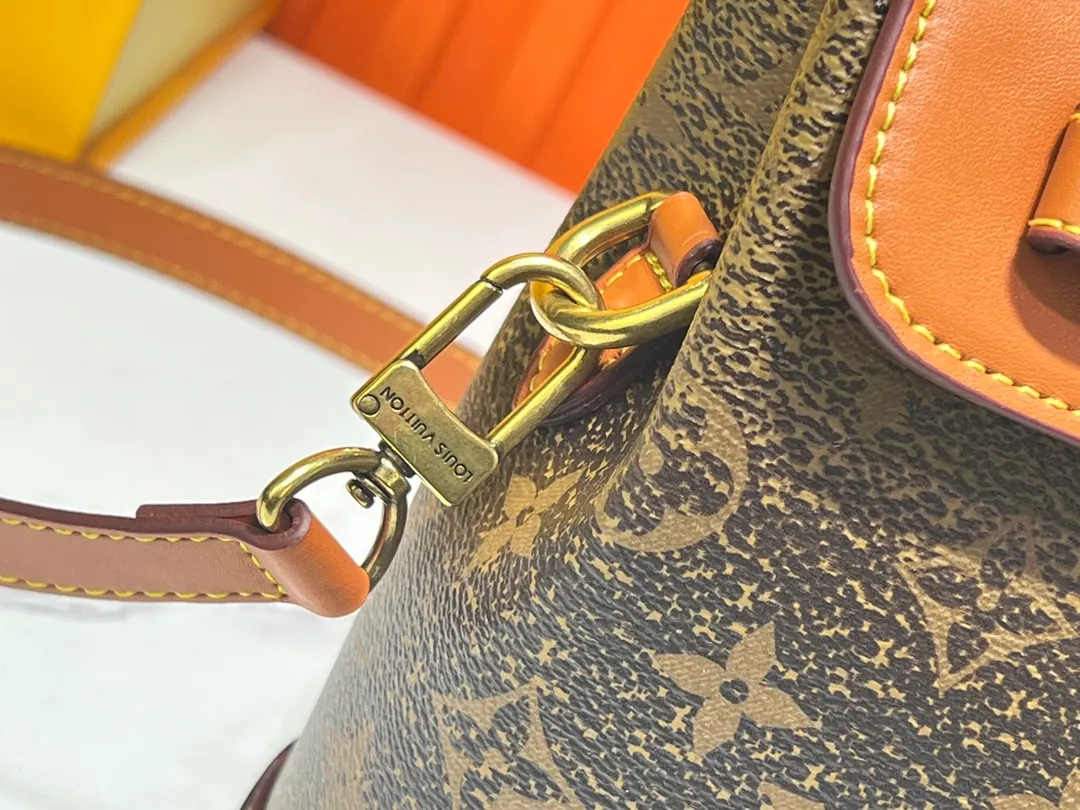 Batch 280💰Upgraded version model: M11630 This Steamer 15 handbag presents the trendy configuration of the Steamer handbag in a wallet size, and then continues the traditional elements with the top handle, reinforced corners and base, showing Pharrell Williams' smart ingenuity. A non-functional padlock expresses the Louis Vuitton Marque Déposée logo, replacing the series' usual chain and pin closures. 16.5 x 20 x 8.5 cm (length x height x width)