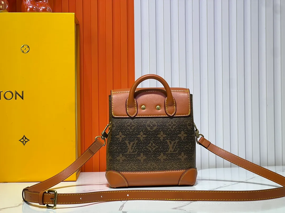 Batch 280💰Upgraded version model: M11630 This Steamer 15 handbag presents the trendy configuration of the Steamer handbag in a wallet size, and then continues the traditional elements with the top handle, reinforced corners and base, showing Pharrell Williams' smart ingenuity. A non-functional padlock expresses the Louis Vuitton Marque Déposée logo, replacing the series' usual chain and pin closures. 16.5 x 20 x 8.5 cm (length x height x width)