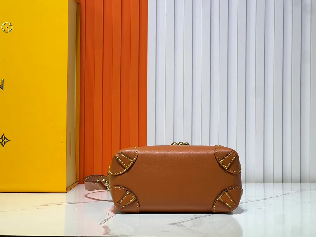 Batch 280💰Upgraded version model: M11630 This Steamer 15 handbag presents the trendy configuration of the Steamer handbag in a wallet size, and then continues the traditional elements with the top handle, reinforced corners and base, showing Pharrell Williams' smart ingenuity. A non-functional padlock expresses the Louis Vuitton Marque Déposée logo, replacing the series' usual chain and pin closures. 16.5 x 20 x 8.5 cm (length x height x width)