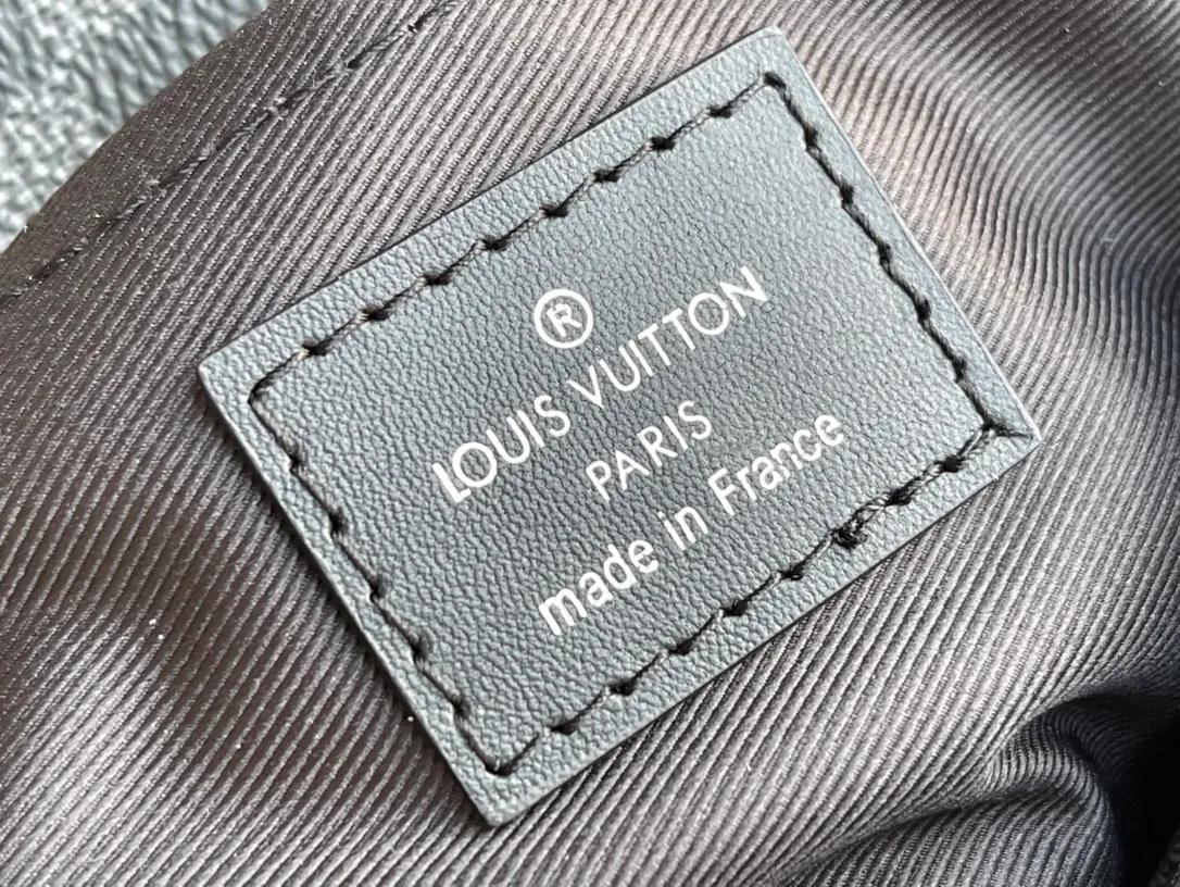 💰800 top original single M44480. Out of the blue, designer Virgil Abloh settled in Lvjia to launch his first single product. As soon as the fashion show came out, the young brothers and sisters took various street photos and posted various photos, which were really exciting. A must buy ~ Size: 18.5*12.5*7cm