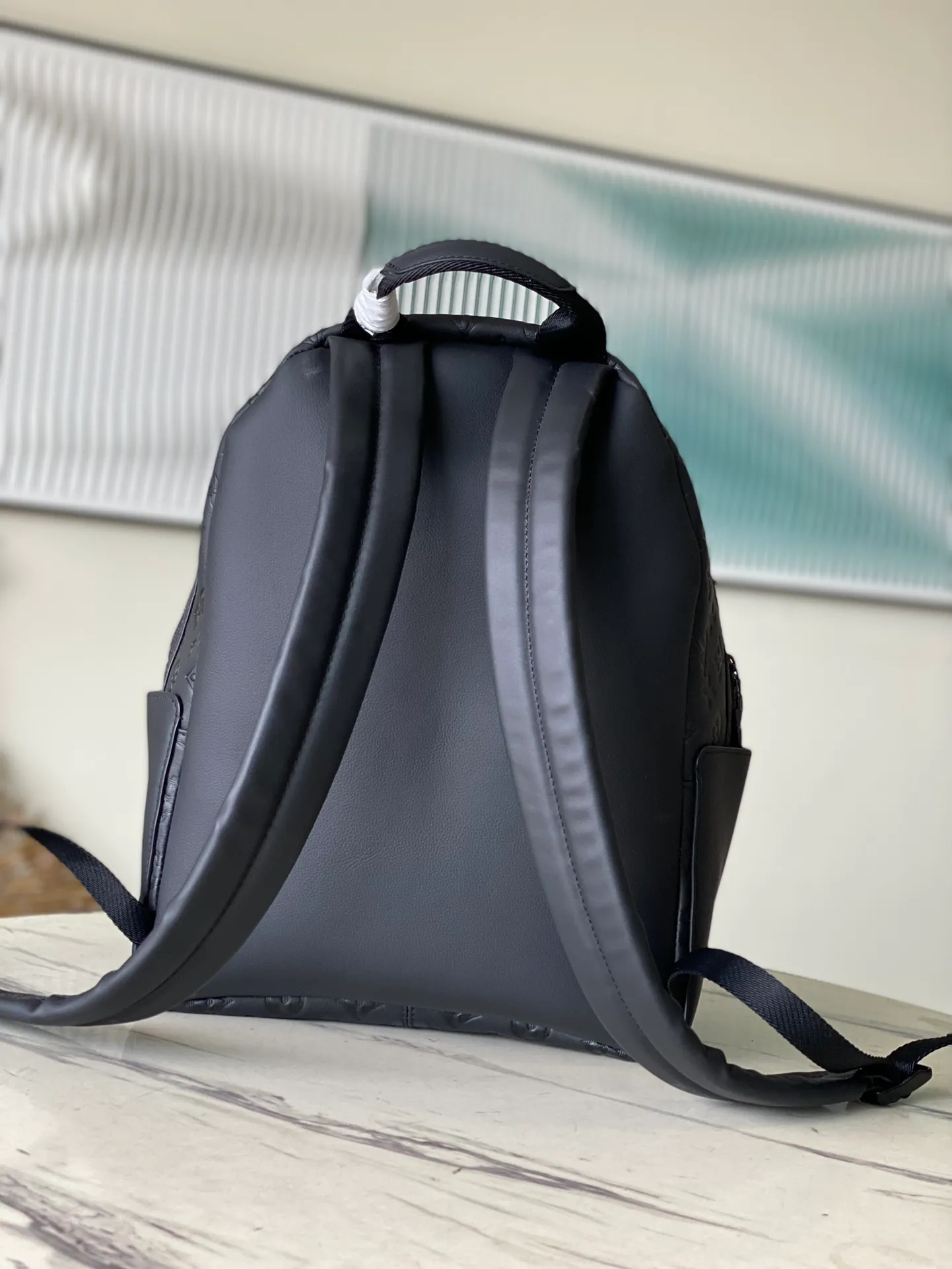 💰1240 (top layer leather) top original M46553 full leather This Discovery backpack is made of Monogram embossed cow leather to create a soft and close-fitting structure, supplemented by the calm atmosphere of metal parts. The outer bag makes it easy to access and store accompanying items, while the inner bag allows for orderly storage. Dimensions: 29 x 38 x 20 cm