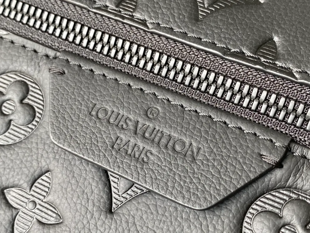 💰1240 (top layer leather) top original M46553 full leather This Discovery backpack is made of Monogram embossed cow leather to create a soft and close-fitting structure, supplemented by the calm atmosphere of metal parts. The outer bag makes it easy to access and store accompanying items, while the inner bag allows for orderly storage. Dimensions: 29 x 38 x 20 cm