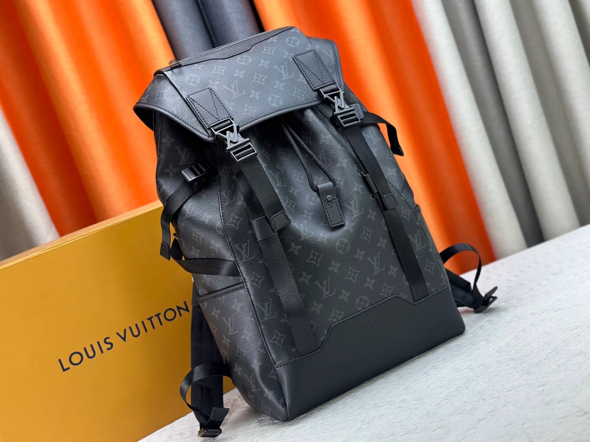 P460 Upgraded version Guangzhou goods M24776 M46792 The latest Getaway backpack draws on the energetic style of outdoor sports and uses Monogram Eclipse canvas to create a soft and close-fitting structure. The top flap has an LV logo quick-release buckle, a spacious main compartment and multiple exterior pockets, making it a trendy choice for travel or daily travel. 50 x 15 x 29 cm (height x width x length)