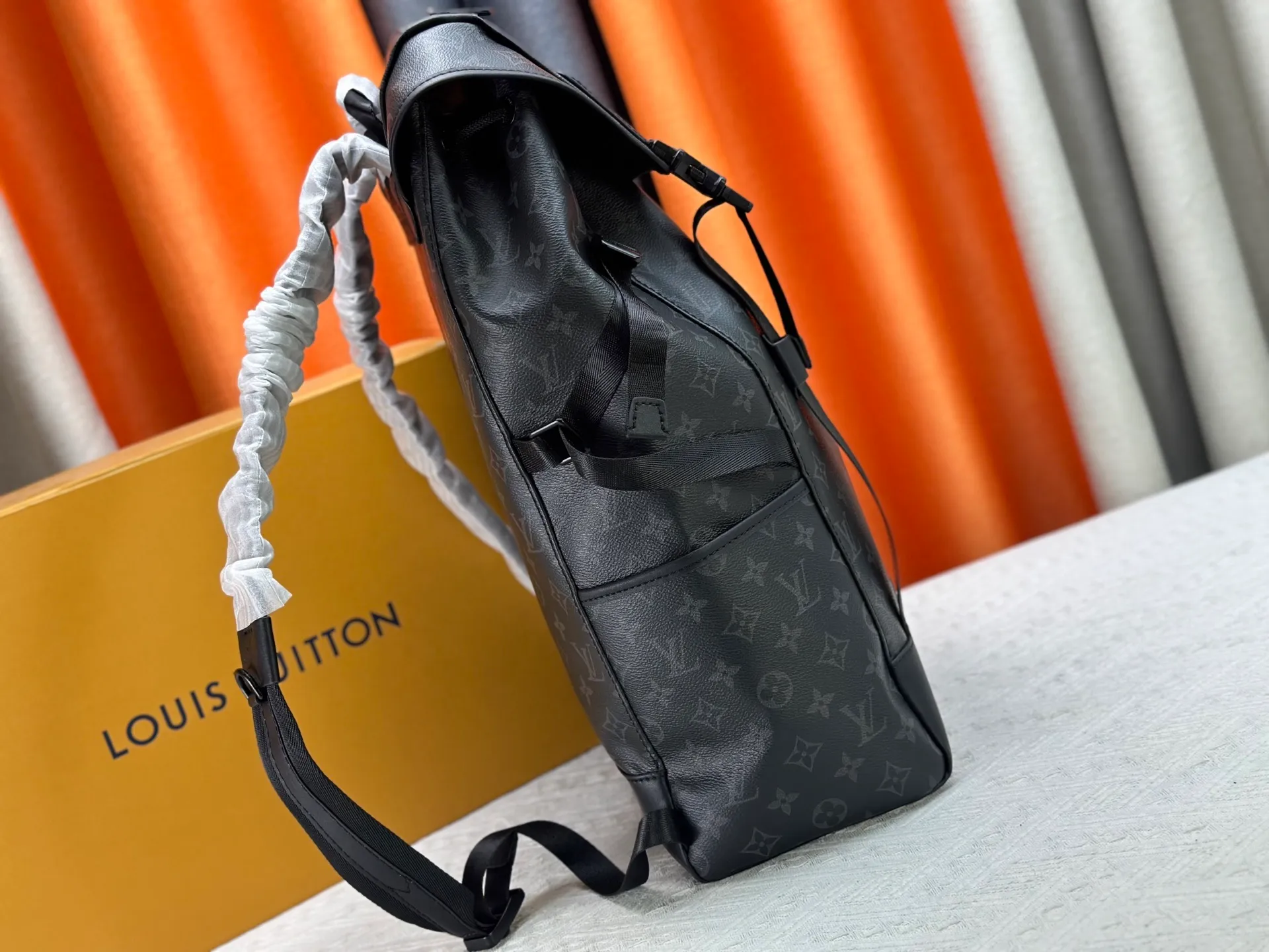 P460 Upgraded version Guangzhou goods M24776 M46792 The latest Getaway backpack draws on the energetic style of outdoor sports and uses Monogram Eclipse canvas to create a soft and close-fitting structure. The top flap has an LV logo quick-release buckle, a spacious main compartment and multiple exterior pockets, making it a trendy choice for travel or daily travel. 50 x 15 x 29 cm (height x width x length)
