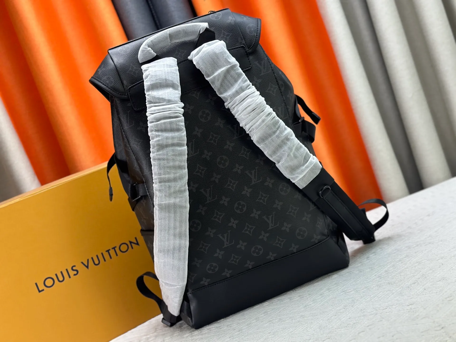 P460 Upgraded version Guangzhou goods M24776 M46792 The latest Getaway backpack draws on the energetic style of outdoor sports and uses Monogram Eclipse canvas to create a soft and close-fitting structure. The top flap has an LV logo quick-release buckle, a spacious main compartment and multiple exterior pockets, making it a trendy choice for travel or daily travel. 50 x 15 x 29 cm (height x width x length)