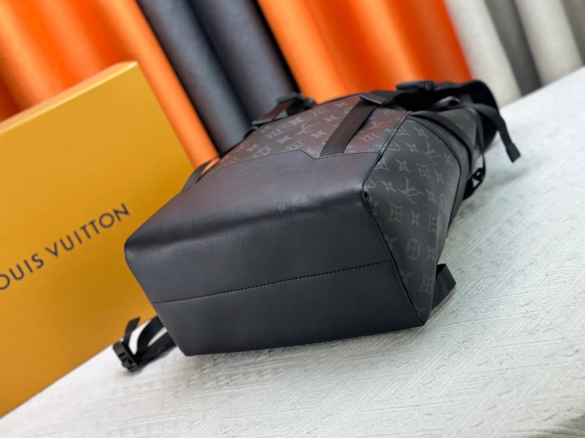 P460 Upgraded version Guangzhou goods M24776 M46792 The latest Getaway backpack draws on the energetic style of outdoor sports and uses Monogram Eclipse canvas to create a soft and close-fitting structure. The top flap has an LV logo quick-release buckle, a spacious main compartment and multiple exterior pockets, making it a trendy choice for travel or daily travel. 50 x 15 x 29 cm (height x width x length)