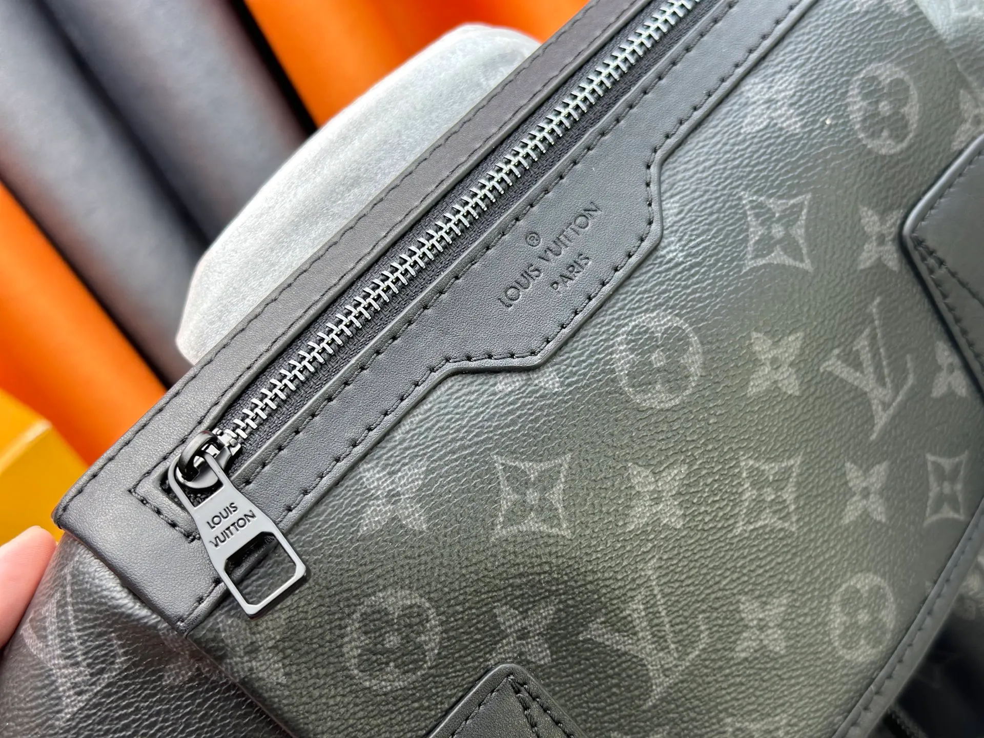 P460 Upgraded version Guangzhou goods M24776 M46792 The latest Getaway backpack draws on the energetic style of outdoor sports and uses Monogram Eclipse canvas to create a soft and close-fitting structure. The top flap has an LV logo quick-release buckle, a spacious main compartment and multiple exterior pockets, making it a trendy choice for travel or daily travel. 50 x 15 x 29 cm (height x width x length)