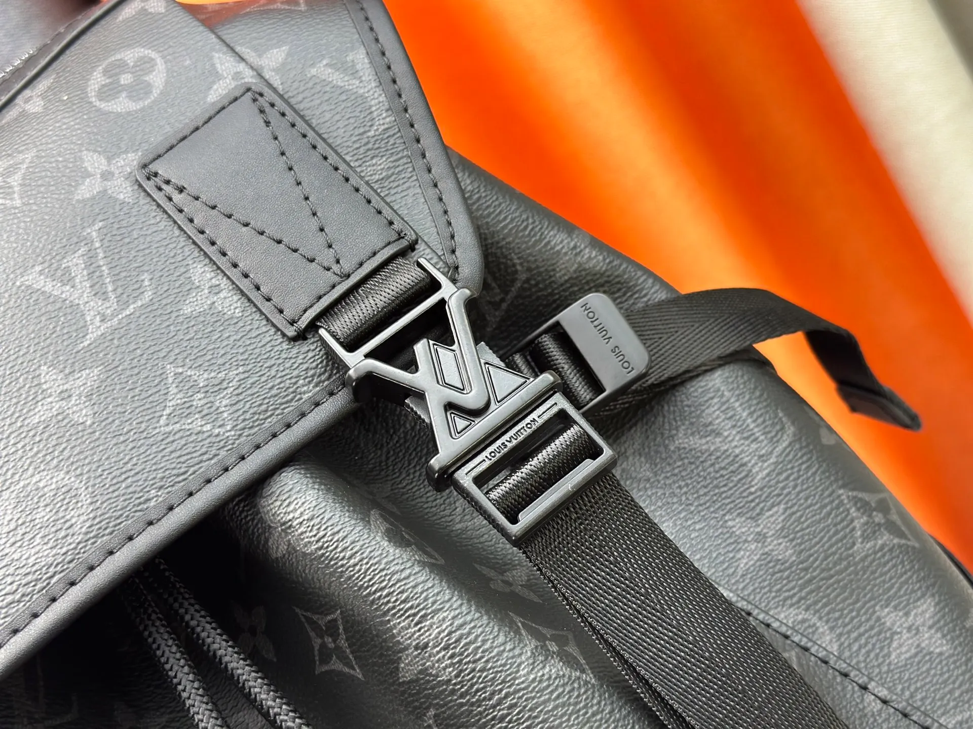 P460 Upgraded version Guangzhou goods M24776 M46792 The latest Getaway backpack draws on the energetic style of outdoor sports and uses Monogram Eclipse canvas to create a soft and close-fitting structure. The top flap has an LV logo quick-release buckle, a spacious main compartment and multiple exterior pockets, making it a trendy choice for travel or daily travel. 50 x 15 x 29 cm (height x width x length)