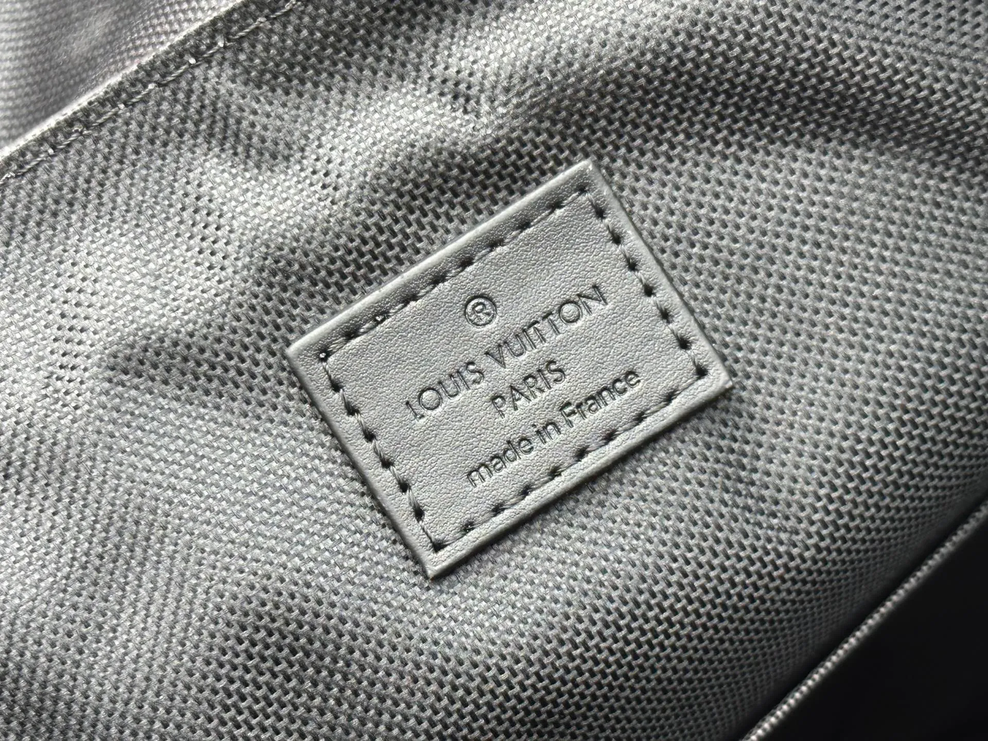 P460 Upgraded version Guangzhou goods M24776 M46792 The latest Getaway backpack draws on the energetic style of outdoor sports and uses Monogram Eclipse canvas to create a soft and close-fitting structure. The top flap has an LV logo quick-release buckle, a spacious main compartment and multiple exterior pockets, making it a trendy choice for travel or daily travel. 50 x 15 x 29 cm (height x width x length)