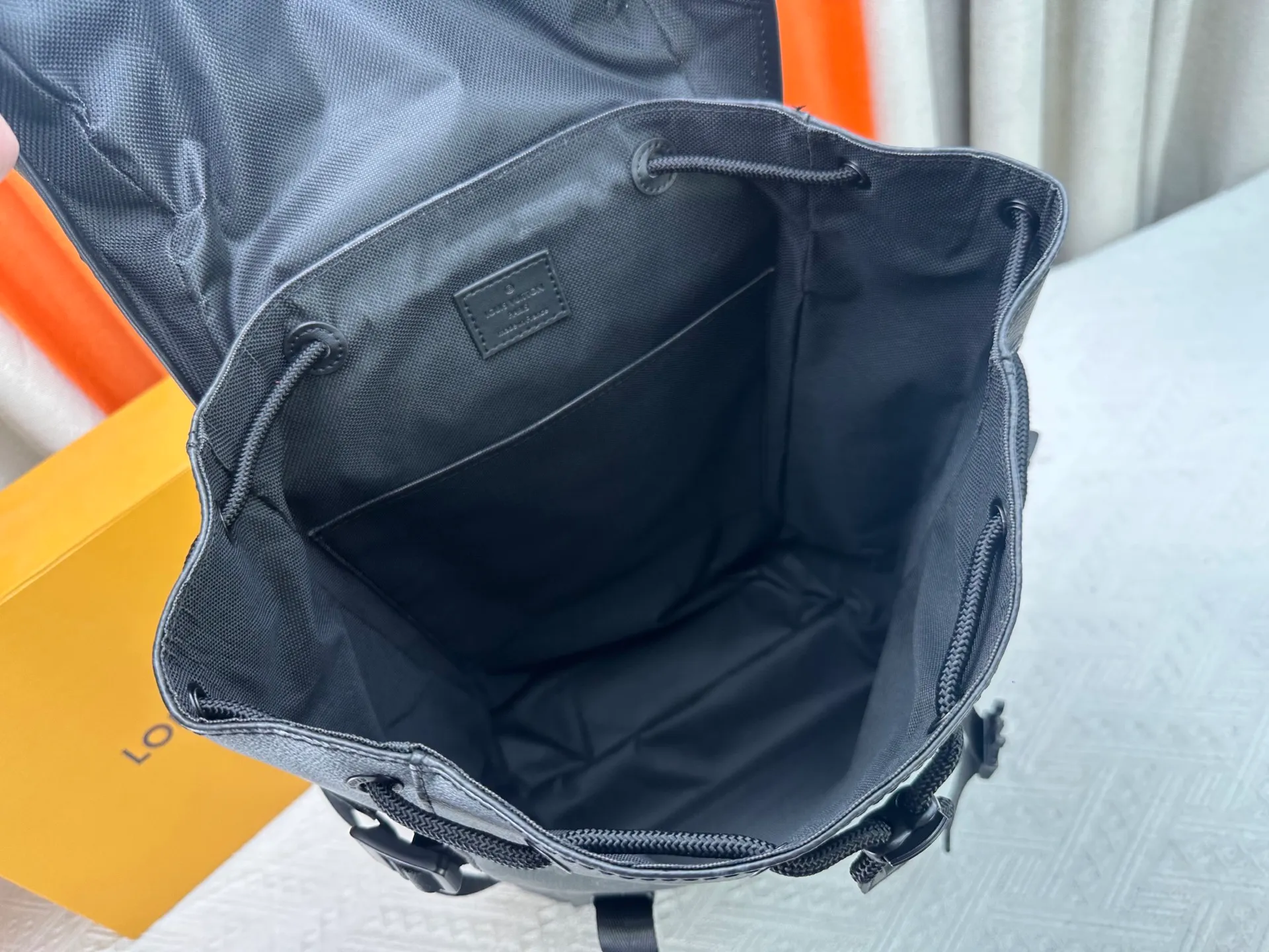 P460 Upgraded version Guangzhou goods M24776 M46792 The latest Getaway backpack draws on the energetic style of outdoor sports and uses Monogram Eclipse canvas to create a soft and close-fitting structure. The top flap has an LV logo quick-release buckle, a spacious main compartment and multiple exterior pockets, making it a trendy choice for travel or daily travel. 50 x 15 x 29 cm (height x width x length)