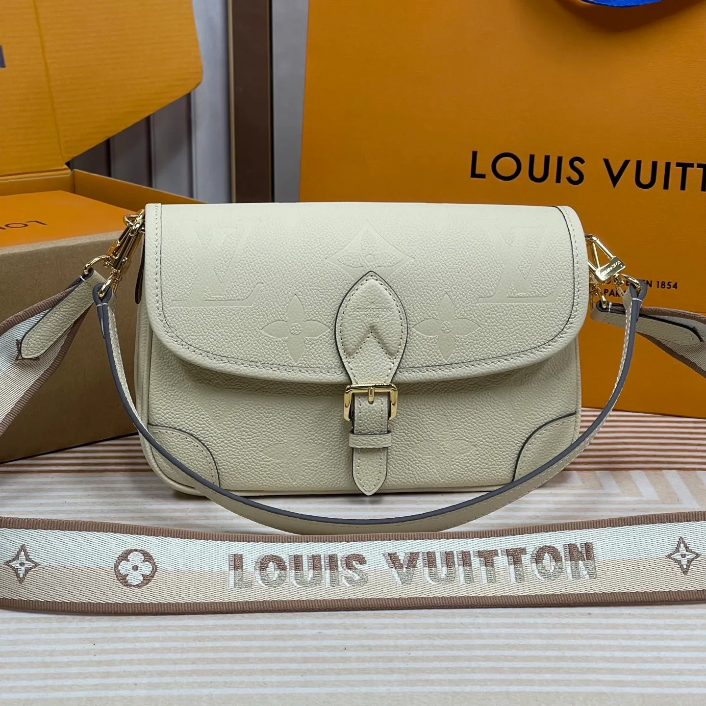 [Upgraded version] P820¥ High quality · Semi-steel hardware · Original single grade · Comes with gift box packaging 🎁Model 46388 · Diane handbag injects elegant tones into Monogram Empreinte embossed cowhide, and declares a calm style with Yingze metal parts and front buckle. The detachable leather shoulder strap allows for flexible carrying, and the detachable cross-body strap is accented by Louis Vuitton's signature texture. Dimensions 24 x 15 x 9 cm (length x height x width)