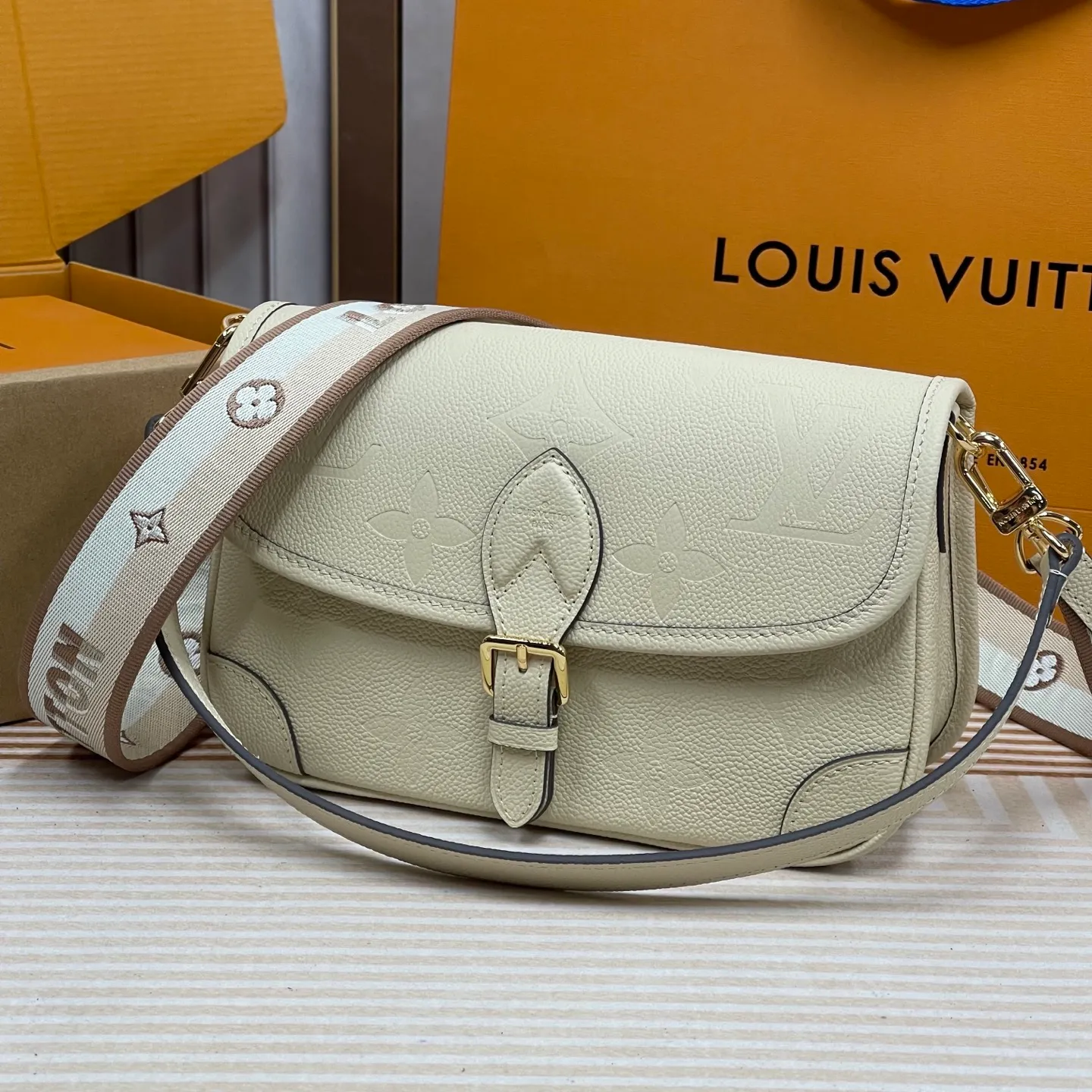 [Upgraded version] P820¥ High quality · Semi-steel hardware · Original single grade · Comes with gift box packaging 🎁Model 46388 · Diane handbag injects elegant tones into Monogram Empreinte embossed cowhide, and declares a calm style with Yingze metal parts and front buckle. The detachable leather shoulder strap allows for flexible carrying, and the detachable cross-body strap is accented by Louis Vuitton's signature texture. Dimensions 24 x 15 x 9 cm (length x height x width)