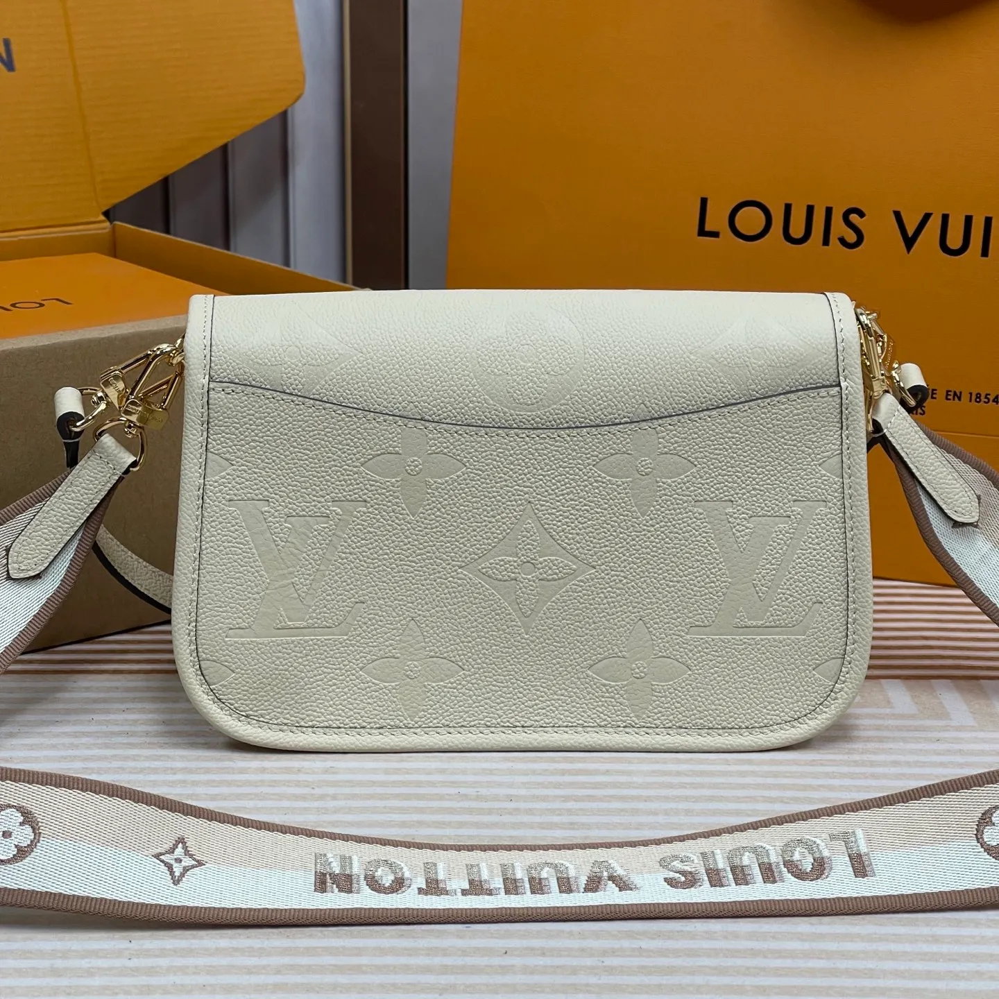 [Upgraded version] P820¥ High quality · Semi-steel hardware · Original single grade · Comes with gift box packaging 🎁Model 46388 · Diane handbag injects elegant tones into Monogram Empreinte embossed cowhide, and declares a calm style with Yingze metal parts and front buckle. The detachable leather shoulder strap allows for flexible carrying, and the detachable cross-body strap is accented by Louis Vuitton's signature texture. Dimensions 24 x 15 x 9 cm (length x height x width)