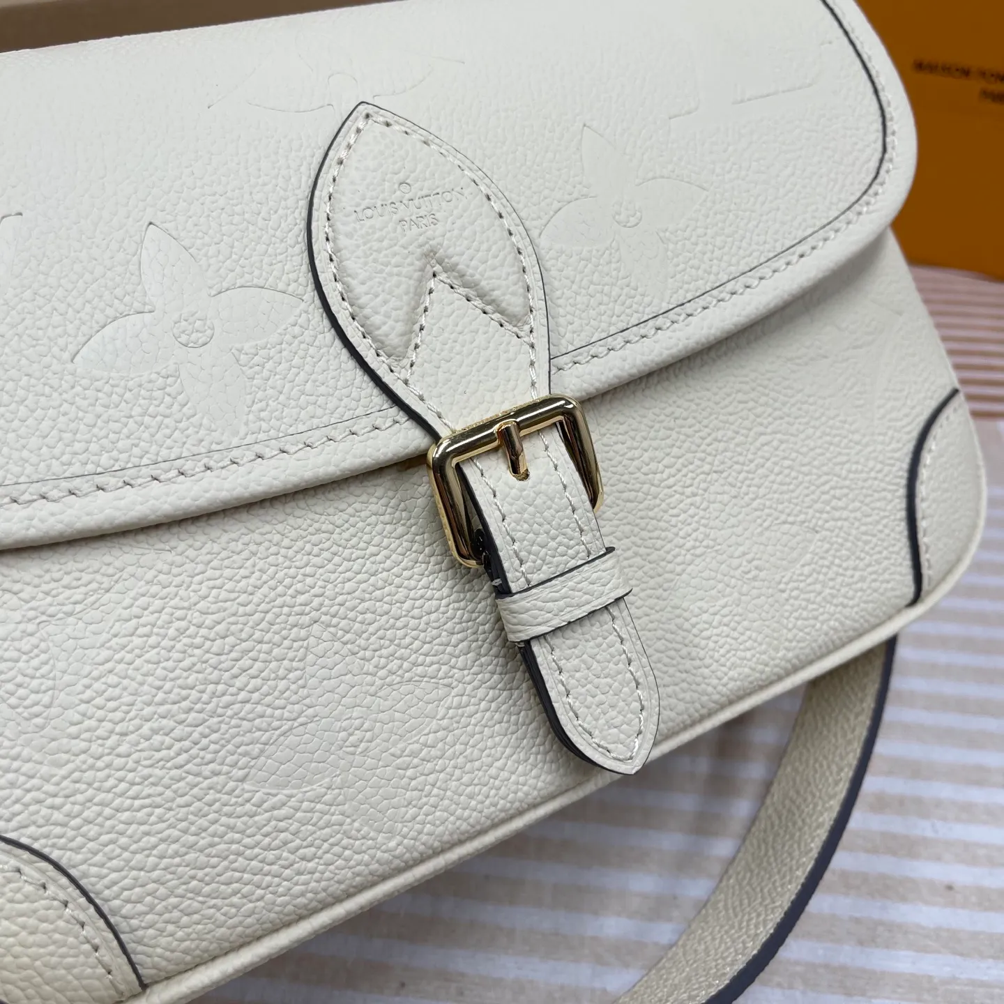 [Upgraded version] P820¥ High quality · Semi-steel hardware · Original single grade · Comes with gift box packaging 🎁Model 46388 · Diane handbag injects elegant tones into Monogram Empreinte embossed cowhide, and declares a calm style with Yingze metal parts and front buckle. The detachable leather shoulder strap allows for flexible carrying, and the detachable cross-body strap is accented by Louis Vuitton's signature texture. Dimensions 24 x 15 x 9 cm (length x height x width)