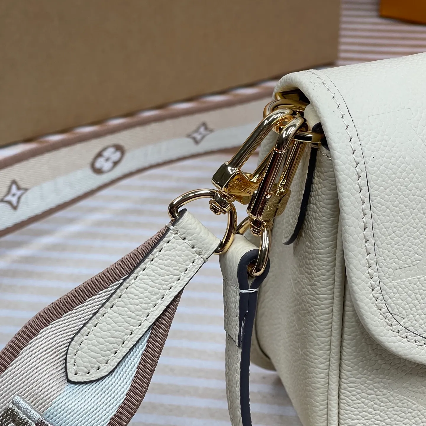 [Upgraded version] P820¥ High quality · Semi-steel hardware · Original single grade · Comes with gift box packaging 🎁Model 46388 · Diane handbag injects elegant tones into Monogram Empreinte embossed cowhide, and declares a calm style with Yingze metal parts and front buckle. The detachable leather shoulder strap allows for flexible carrying, and the detachable cross-body strap is accented by Louis Vuitton's signature texture. Dimensions 24 x 15 x 9 cm (length x height x width)