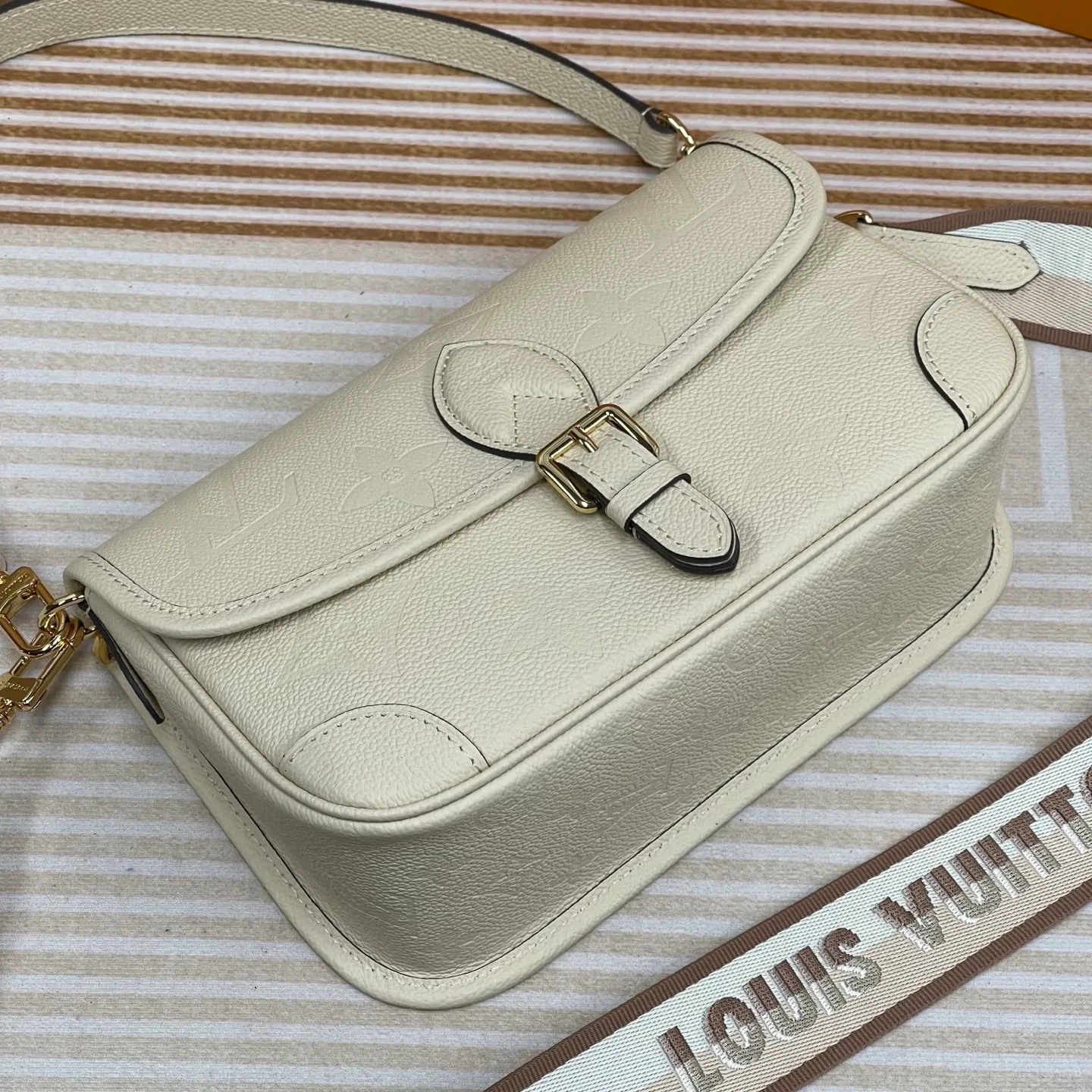 [Upgraded version] P820¥ High quality · Semi-steel hardware · Original single grade · Comes with gift box packaging 🎁Model 46388 · Diane handbag injects elegant tones into Monogram Empreinte embossed cowhide, and declares a calm style with Yingze metal parts and front buckle. The detachable leather shoulder strap allows for flexible carrying, and the detachable cross-body strap is accented by Louis Vuitton's signature texture. Dimensions 24 x 15 x 9 cm (length x height x width)