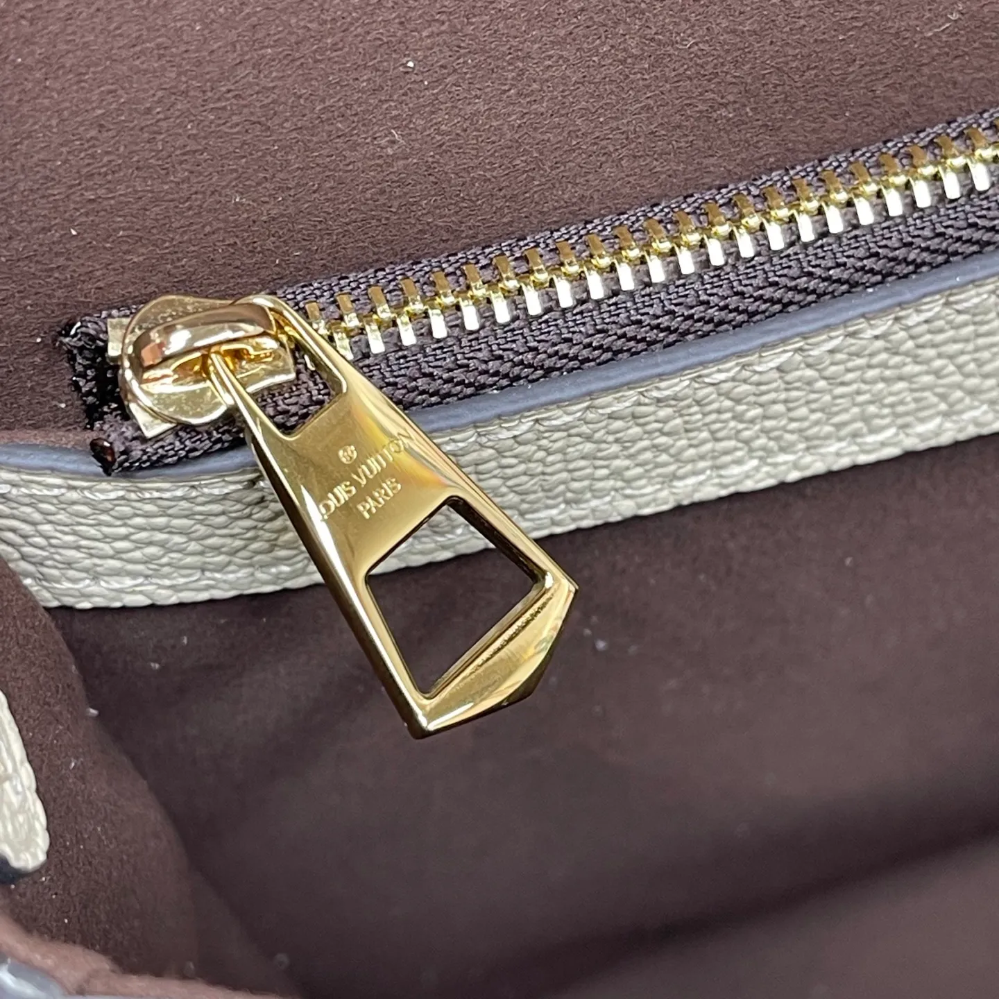 [Upgraded version] P820¥ High quality · Semi-steel hardware · Original single grade · Comes with gift box packaging 🎁Model 46388 · Diane handbag injects elegant tones into Monogram Empreinte embossed cowhide, and declares a calm style with Yingze metal parts and front buckle. The detachable leather shoulder strap allows for flexible carrying, and the detachable cross-body strap is accented by Louis Vuitton's signature texture. Dimensions 24 x 15 x 9 cm (length x height x width)