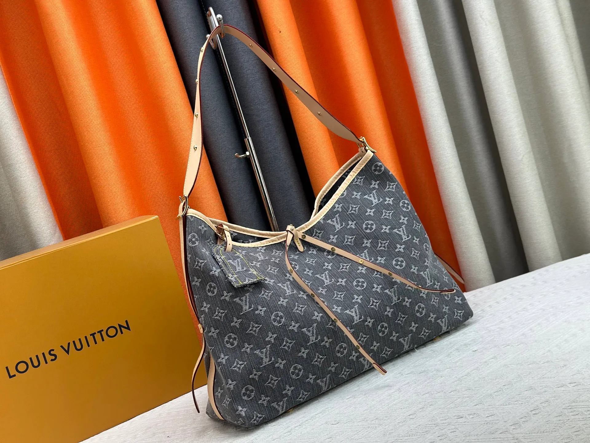 P320 Upgraded original M11462 M46203 M46197 pink small new model (denim denim) CarryAll small handbag is made of Monogram canvas and leather trim, making it a personal companion in urban life. The generous construction has a neat interior and a large interior pocket adds a functional element. Monogram canvas zippered clutch secured with leather strap. Dimensions 39x30x15